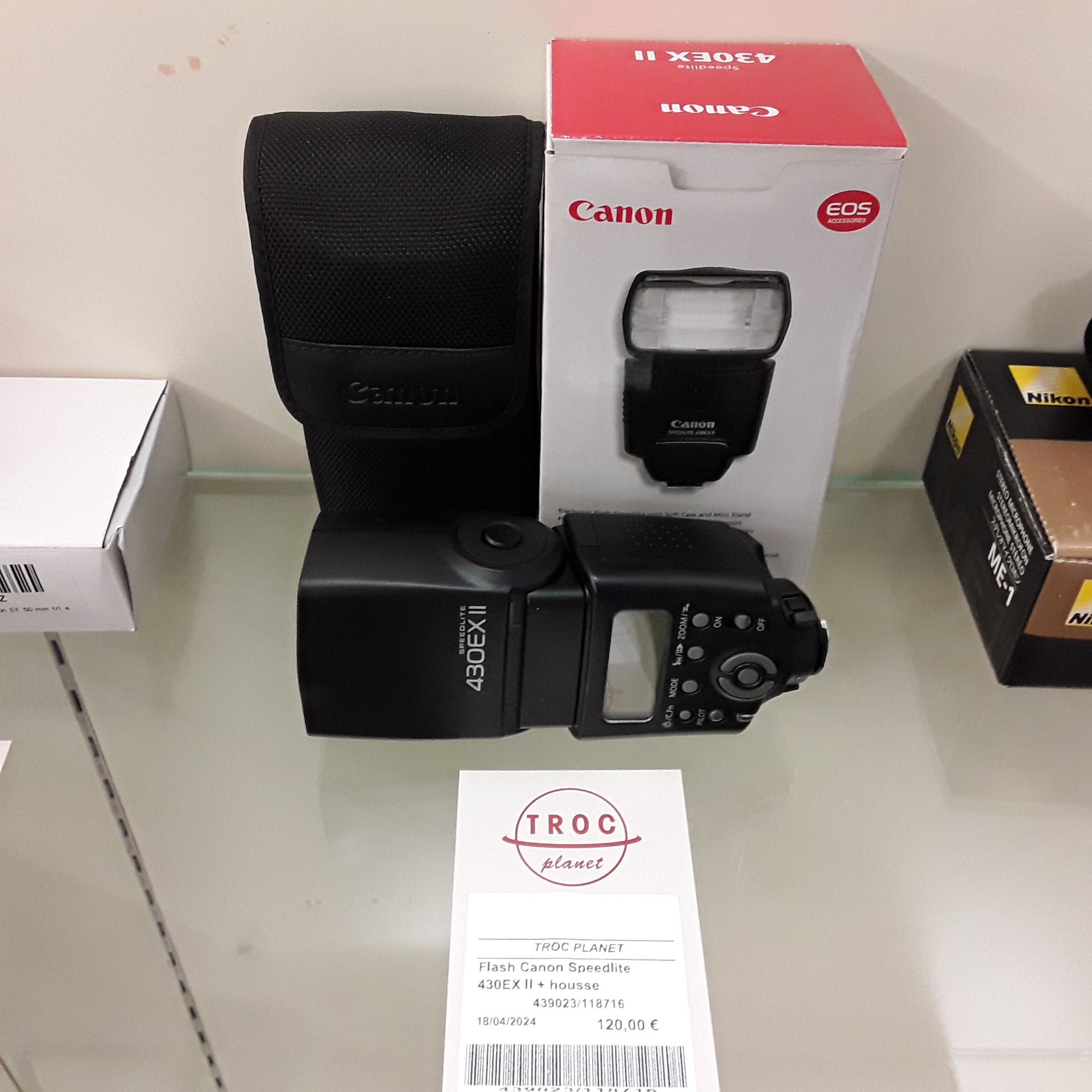 <p>Flash Canon Speedlite<br />430EX II + housse<br />120,00 € T.T.C<br /><a href="/Article/118716?type=depose" style="color:white;" target="_blank">Lien vers l&#39;article</a></p>