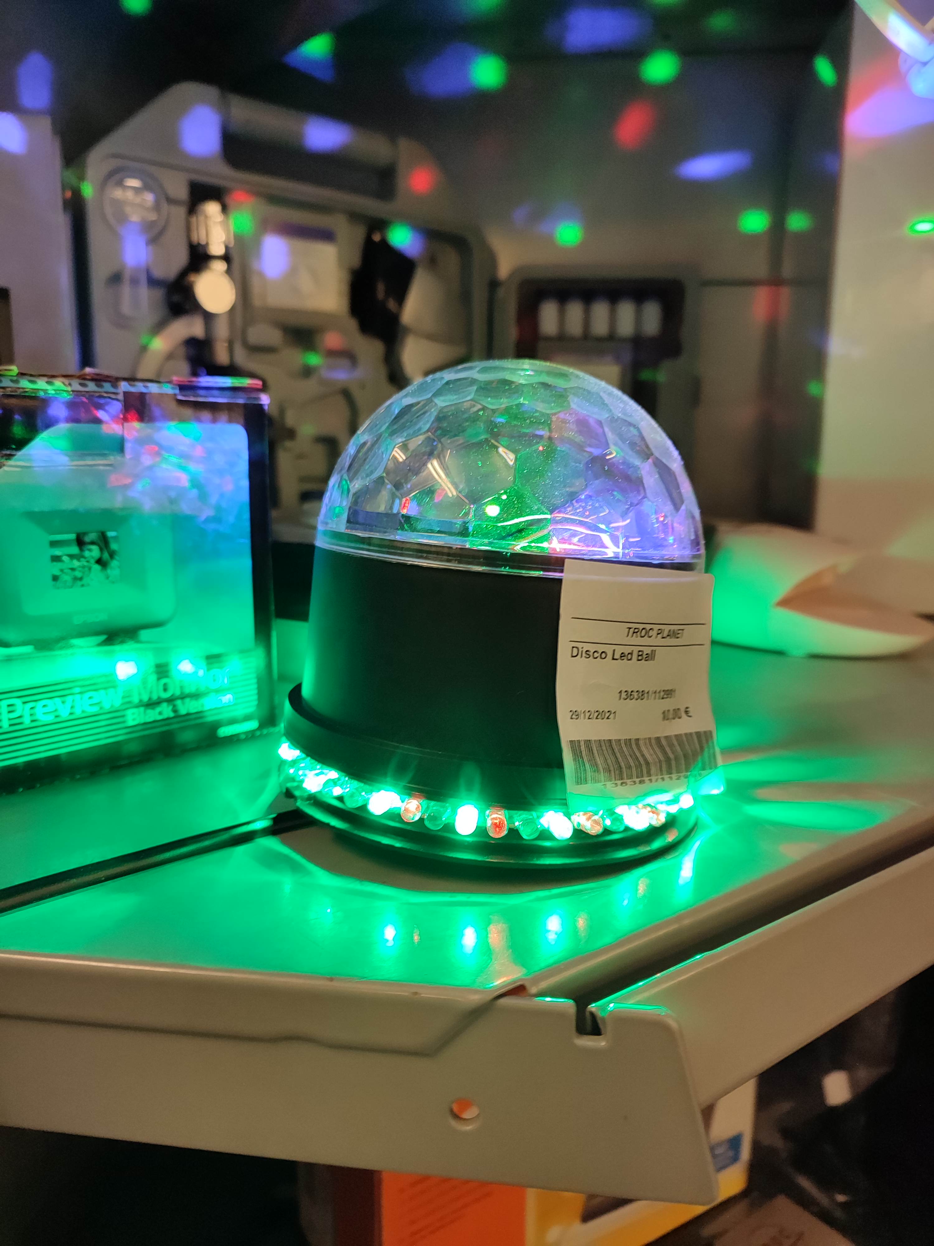<p>Disco Led Ball<br />10,00 € T.T.C<br /><a href="/Article/113313?type=depose" style="color:white;" target="_blank">Lien vers l&#39;article</a></p>