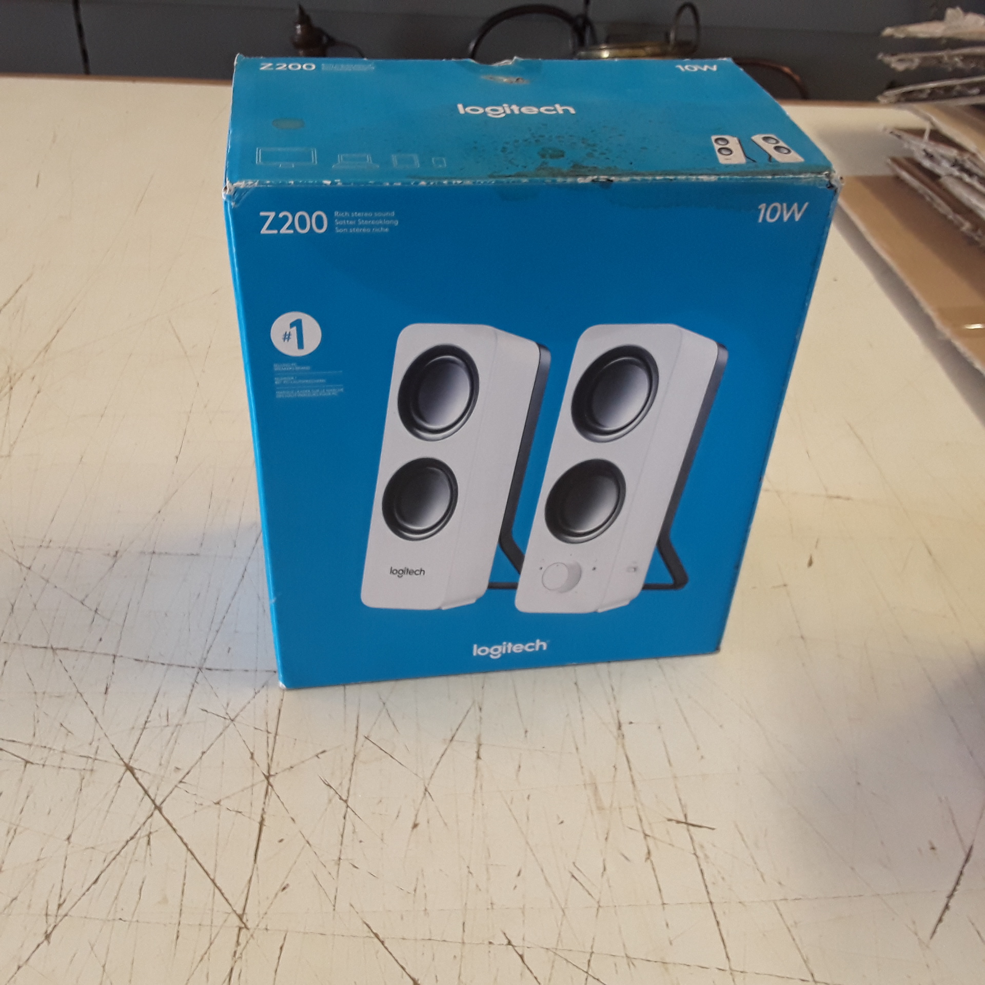 <p>Paire de baffles Logitech<br />Z200 10W<br />20,00 € T.T.C<br /><a href="/Article/122194?type=depose" style="color:white;" target="_blank">Lien vers l&#39;article</a></p>