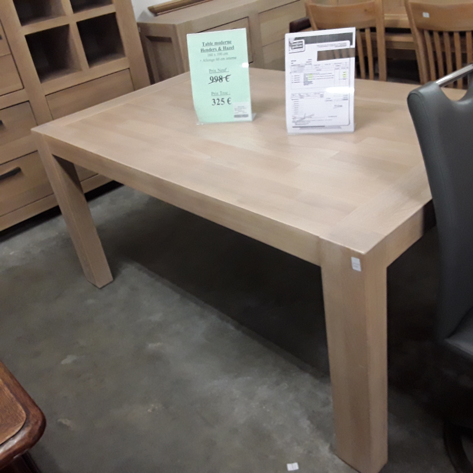<p>Table H & H 160 x 100 Cm<br />+ allonge 60 cm<br />325,00 € T.T.C<br /><a href="/Article/121328?type=depose" style="color:white;" target="_blank">Lien vers l&#39;article</a></p>
