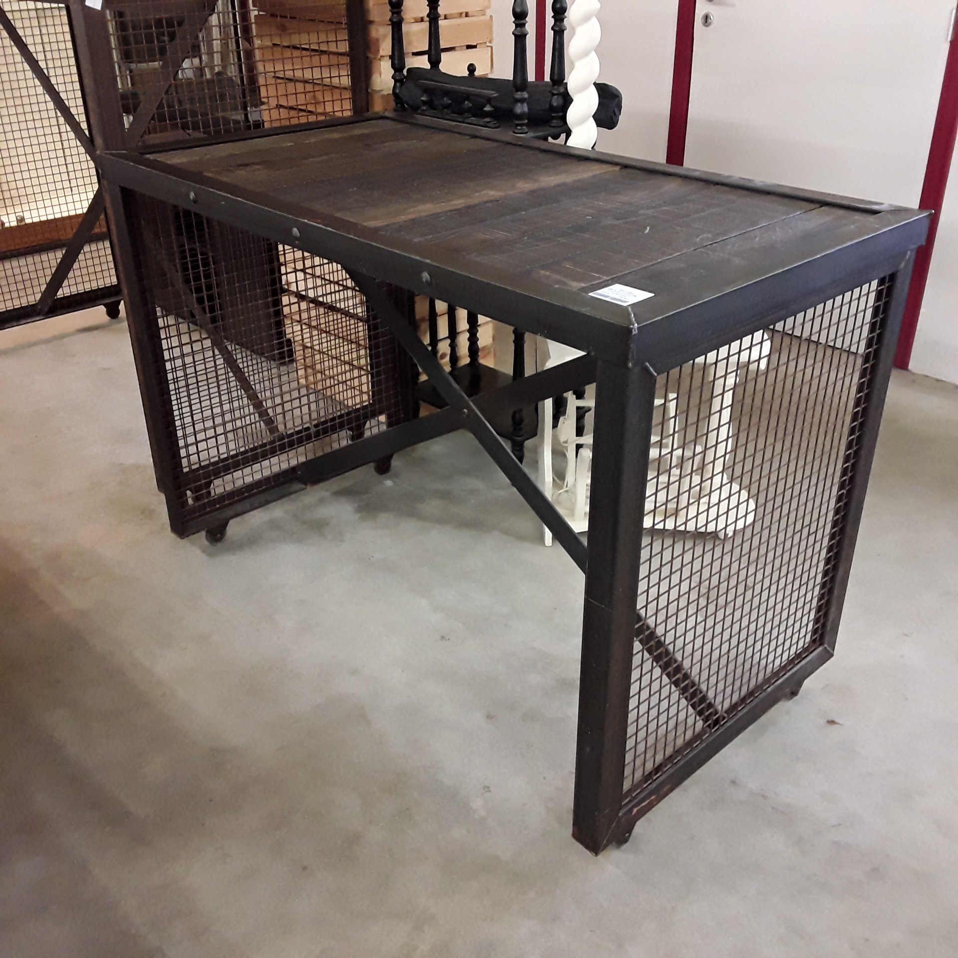 <p>Table fer forgé industrielle<br />L 130 x P 70 x H 90 Cm<br />150,00 € T.T.C<br /><a href="/Article/122995?type=depose" style="color:white;" target="_blank">Lien vers l'article</a></p>