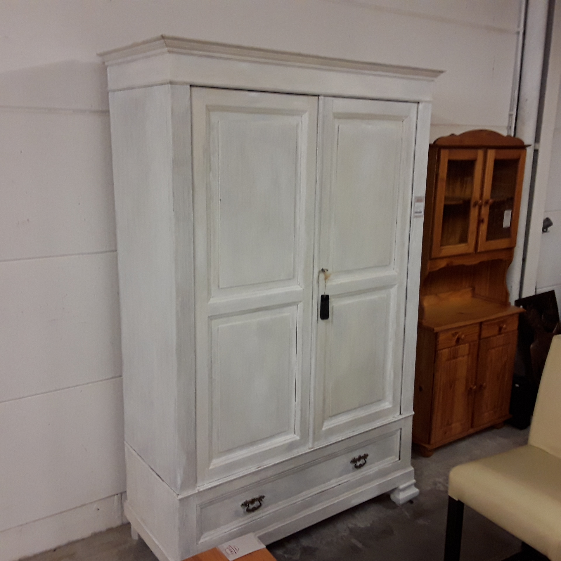 <p>Garde-Robe 2 portes 1 tiroir<br />patinée blanche<br />130,00 € T.T.C<br /><a href="/Article/122731?type=depose" style="color:white;" target="_blank">Lien vers l&#39;article</a></p>