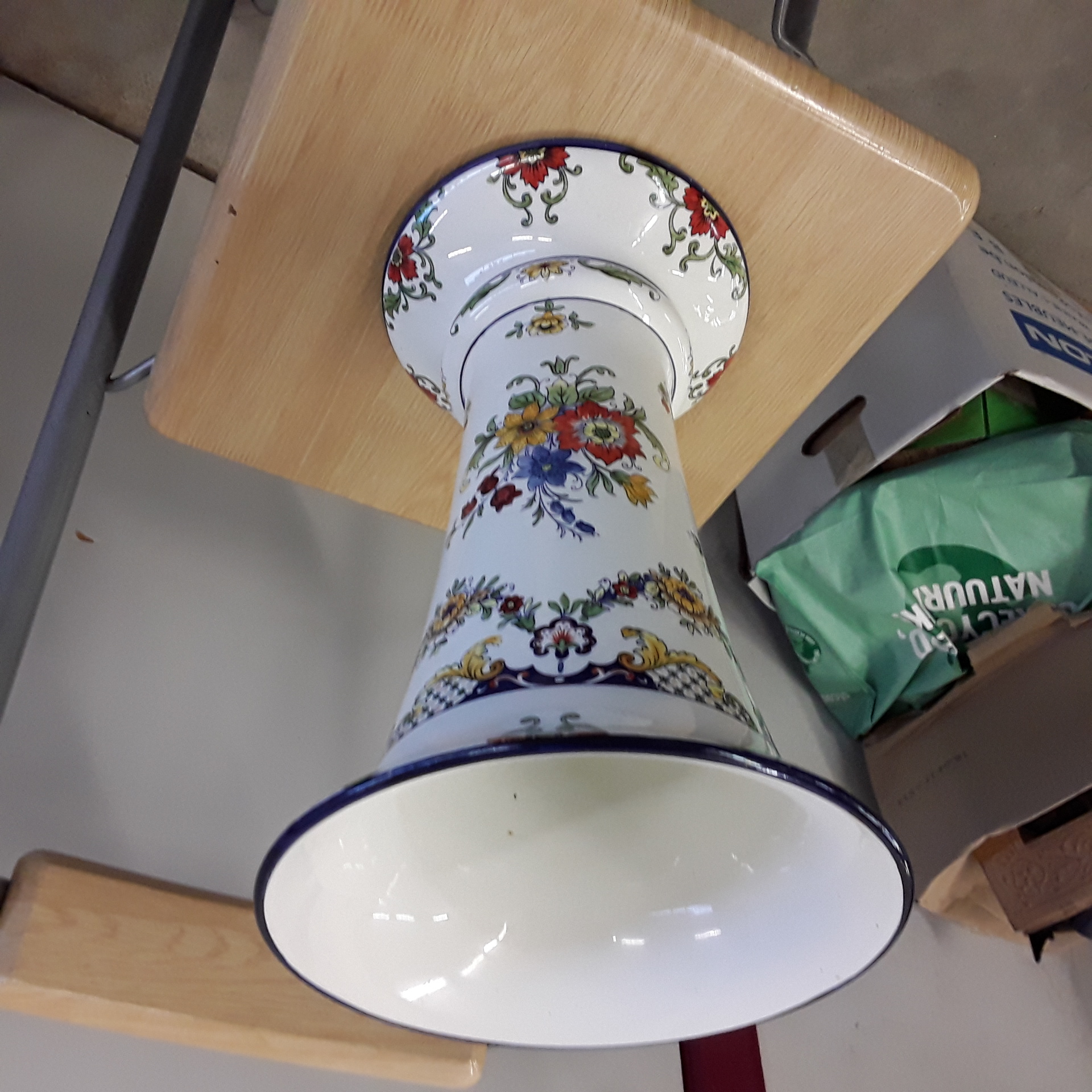 <p>Vase ancien decor fleurs<br />30,00 € T.T.C<br /><a href="/Article/117785?type=depose" style="color:white;" target="_blank">Lien vers l&#39;article</a></p>