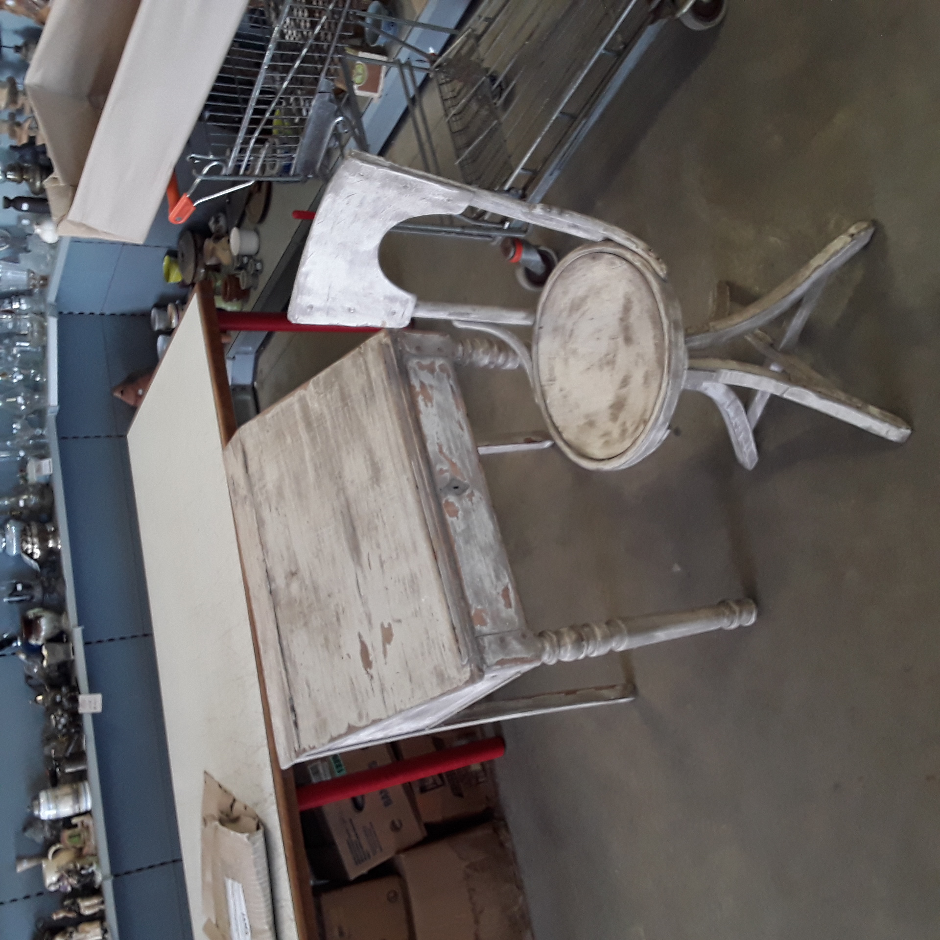 <p>Chaise + pupitre en bois  <br />patiné ancien<br />75,00 € T.T.C<br /><a href="/Article/124199?type=depose" style="color:white;" target="_blank">Lien vers l'article</a></p>