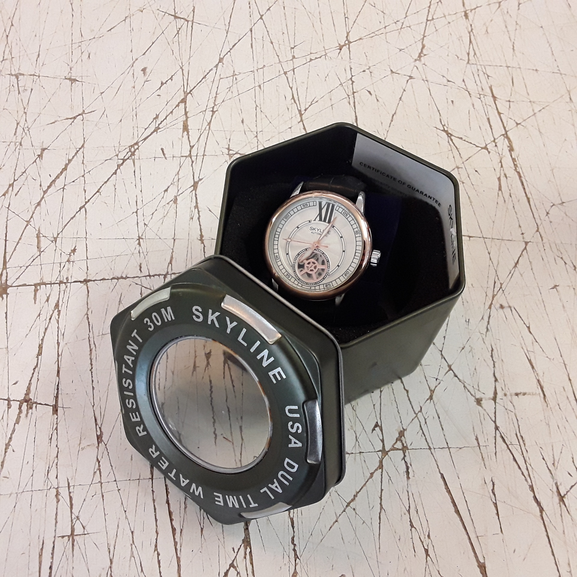 <p>Montre Skyline 3886<br />Automatique + boite<br />50,00 € T.T.C<br /><a href="/Article/122127?type=depose" style="color:white;" target="_blank">Lien vers l&#39;article</a></p>