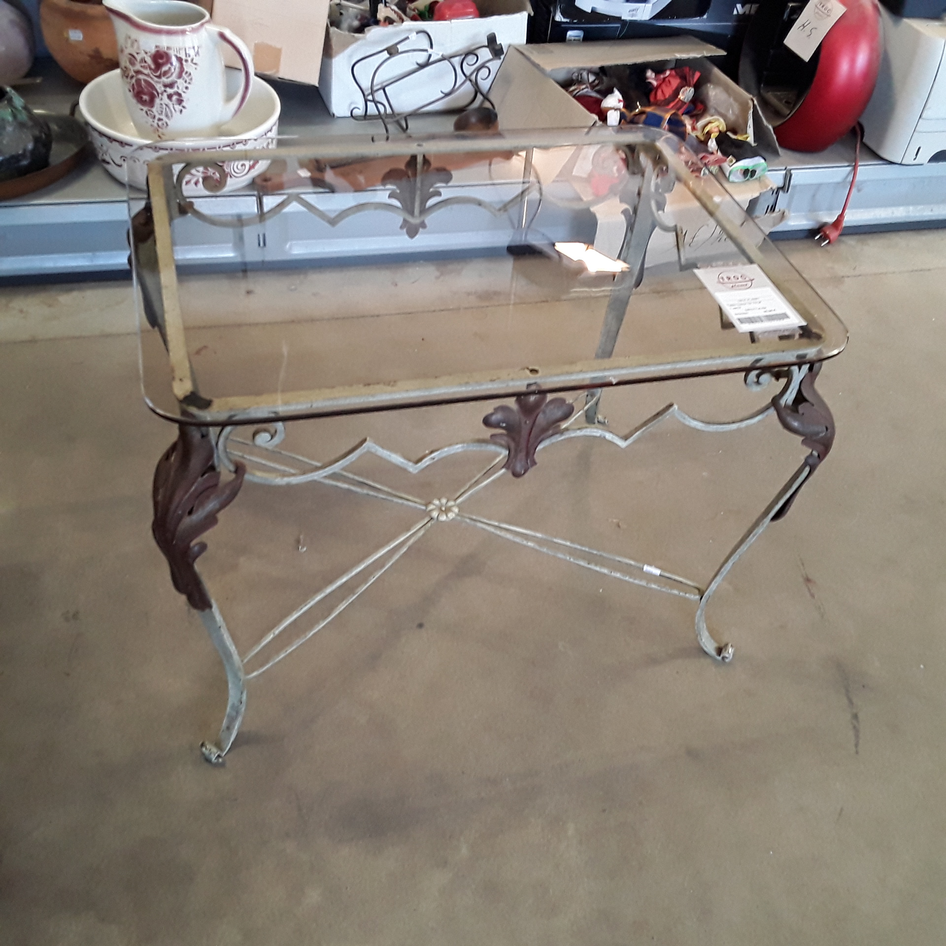 <p>Table basse fer forgé<br />+ verre<br />50,00 € T.T.C<br /><a href="/Article/121494?type=depose" style="color:white;" target="_blank">Lien vers l&#39;article</a></p>