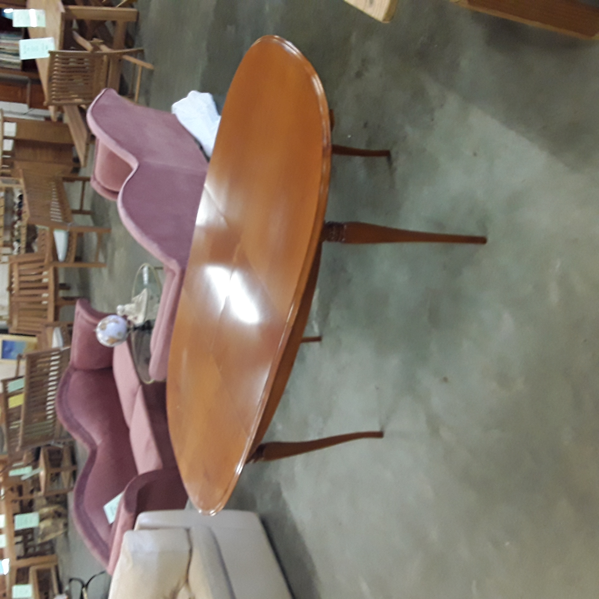 <p>Table salle a manger ovale<br />Style louis 15<br />90,00 € T.T.C<br /><a href="/Article/123715?type=depose" style="color:white;" target="_blank">Lien vers l'article</a></p>
