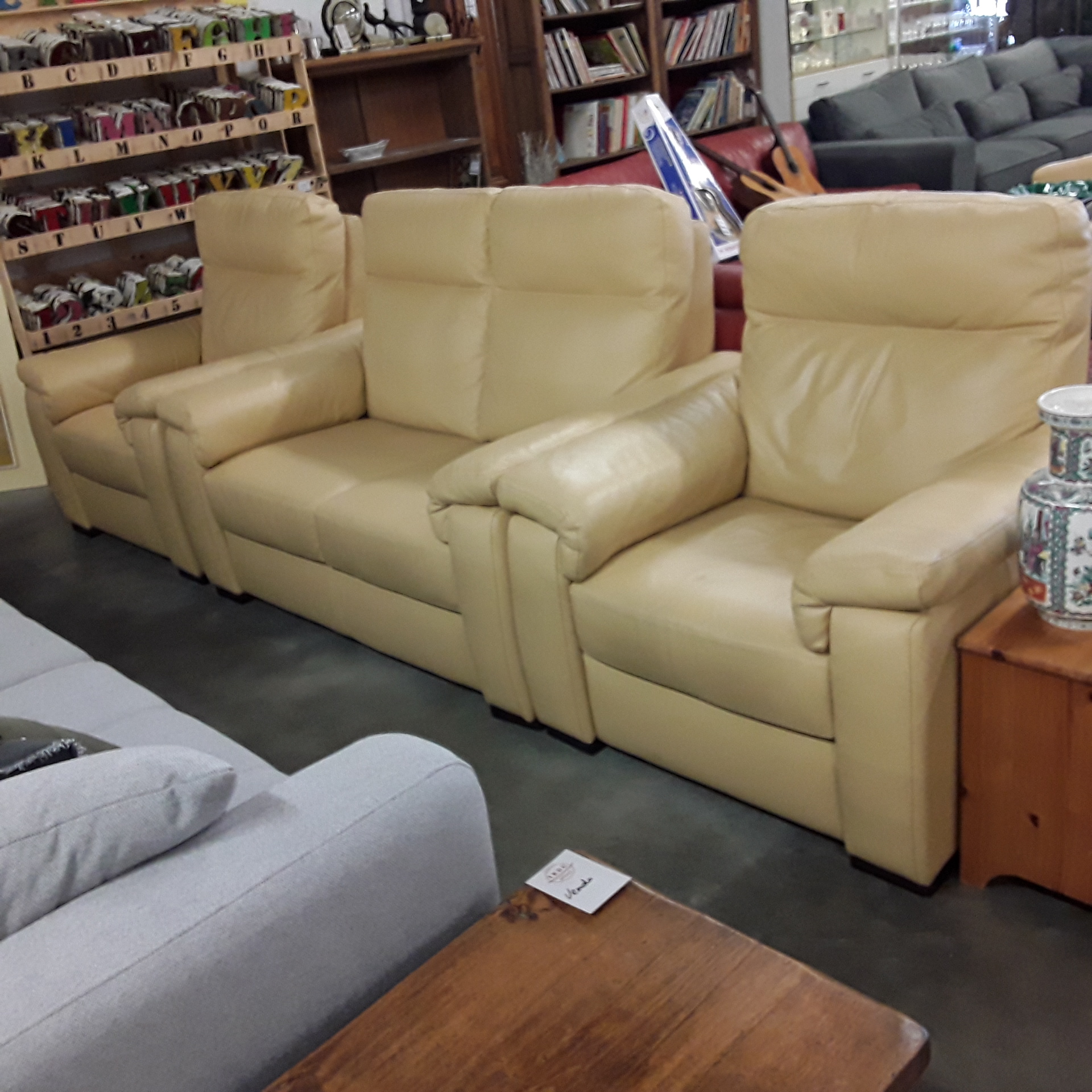 <p>Salon en cuir jaune 2+1+1<br />350,00 € T.T.C<br /><a href="/Article/122103?type=depose" style="color:white;" target="_blank">Lien vers l&#39;article</a></p>