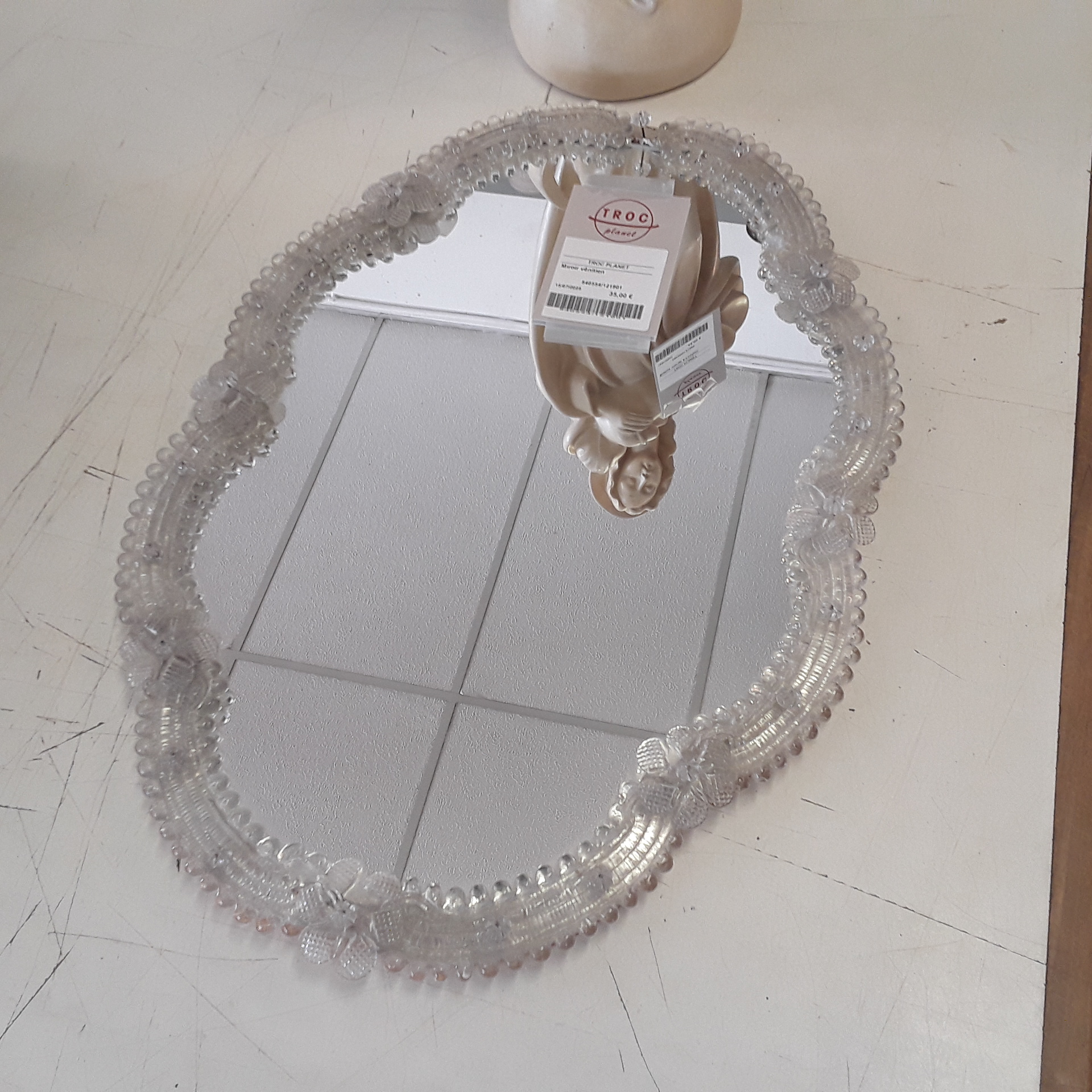 <p>Miroir vénitien<br />28,00 € T.T.C<br /><a href="/Article/121901?type=depose" style="color:white;" target="_blank">Lien vers l&#39;article</a></p>