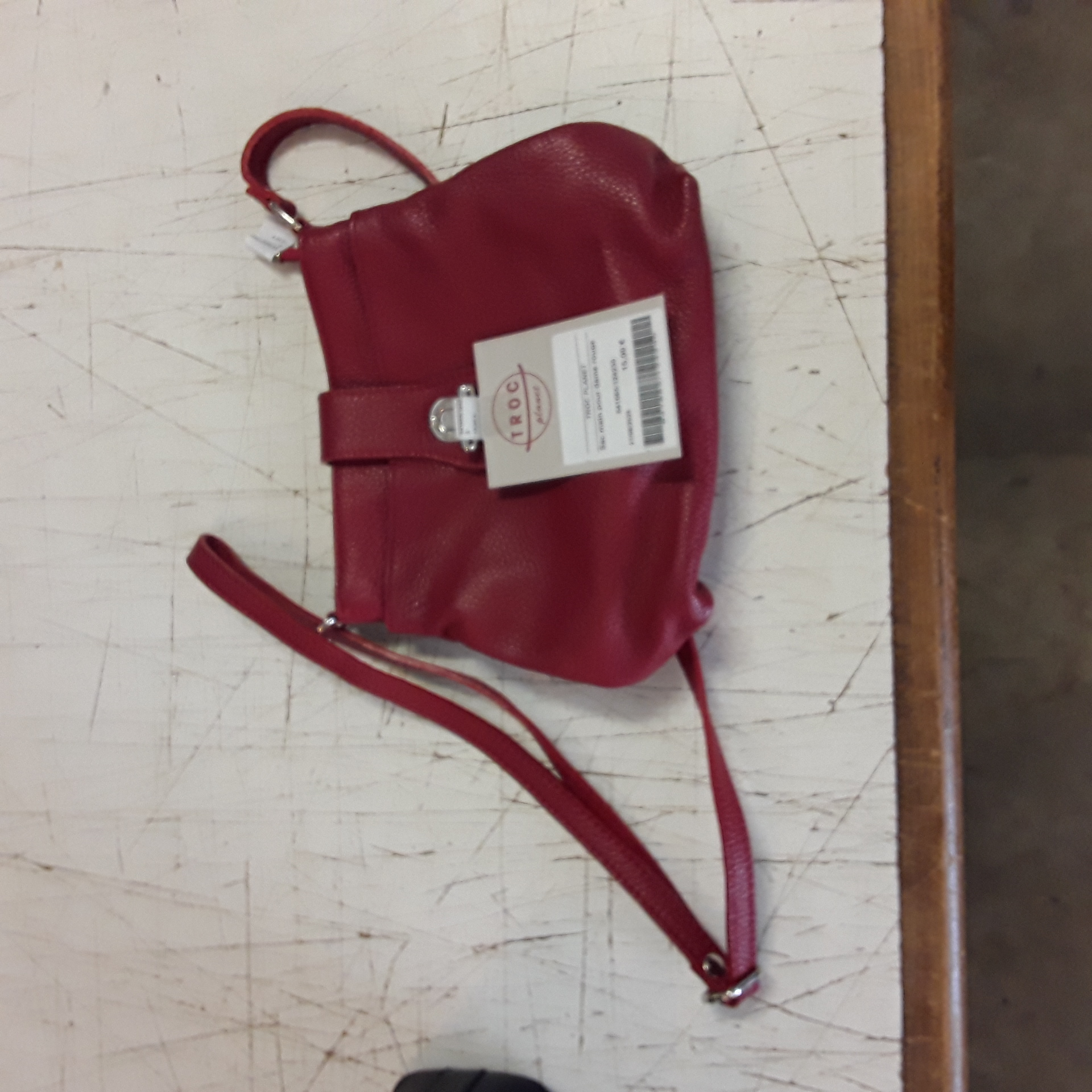 <p>Sac main pour dame rouge<br />15,00 € T.T.C<br /><a href="/Article/124230?type=depose" style="color:white;" target="_blank">Lien vers l'article</a></p>
