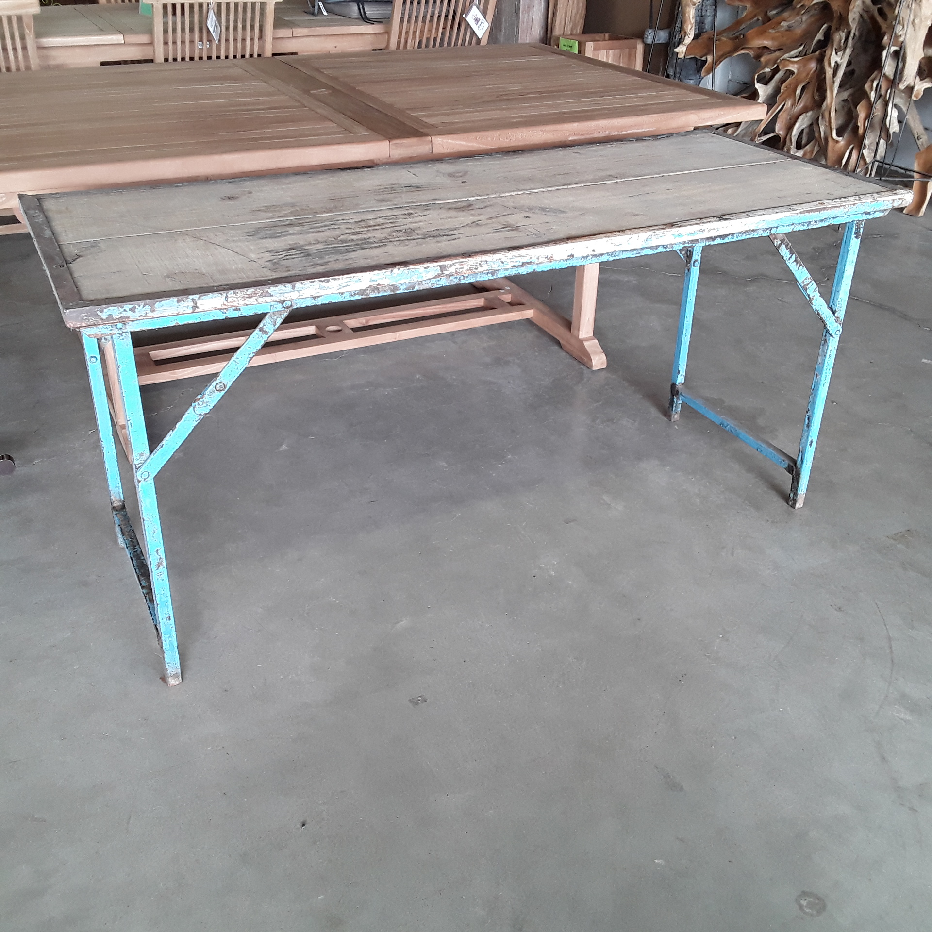 <p>Table ancienne de marché<br />125,00 € T.T.C<br /><a href="/Article/4565?type=neuf" style="color:white;" target="_blank">Lien vers l&#39;article</a></p>