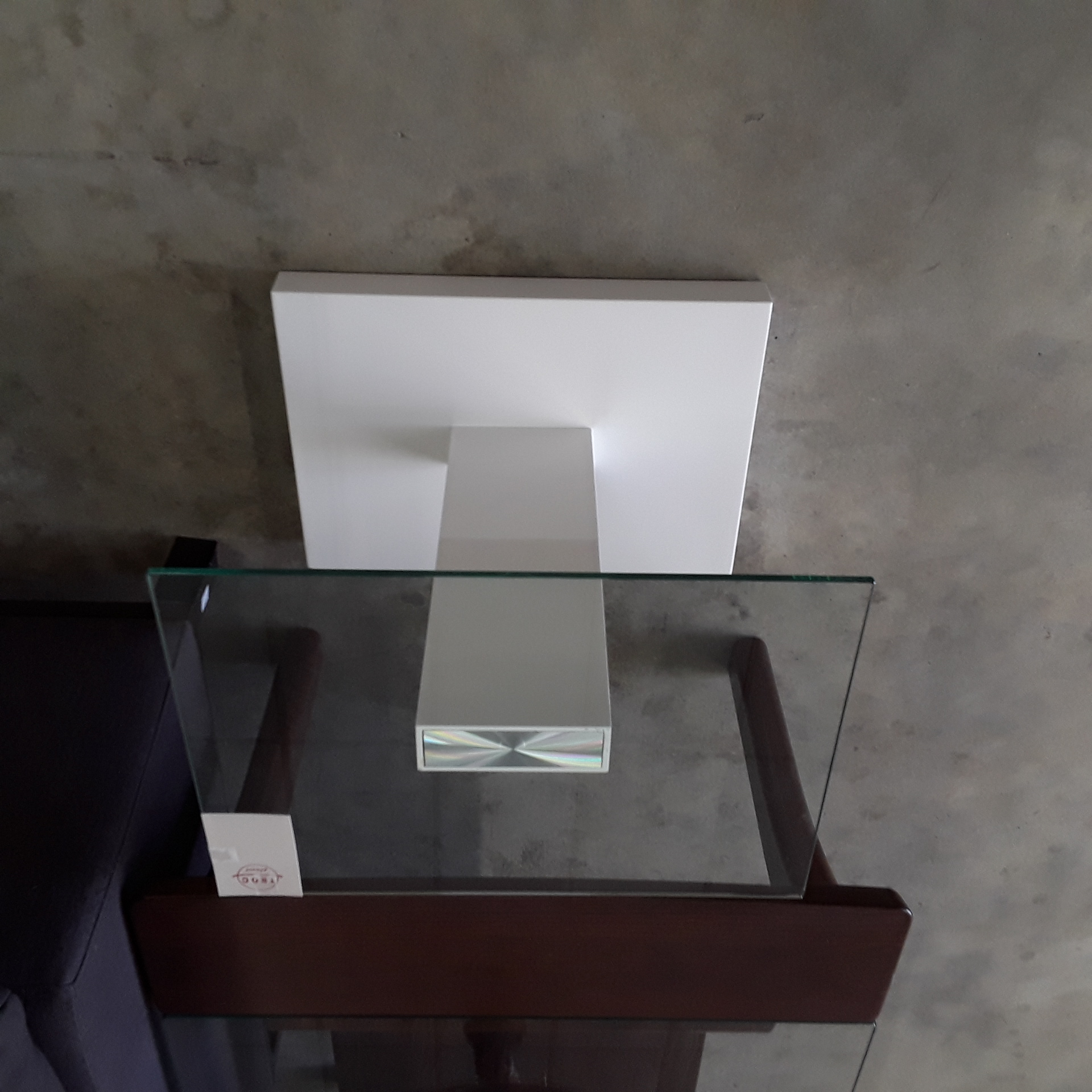 <p>Table d'appoint pied blanc<br />tablette verre<br />35,00 € T.T.C<br /><a href="/Article/123534?type=depose" style="color:white;" target="_blank">Lien vers l'article</a></p>