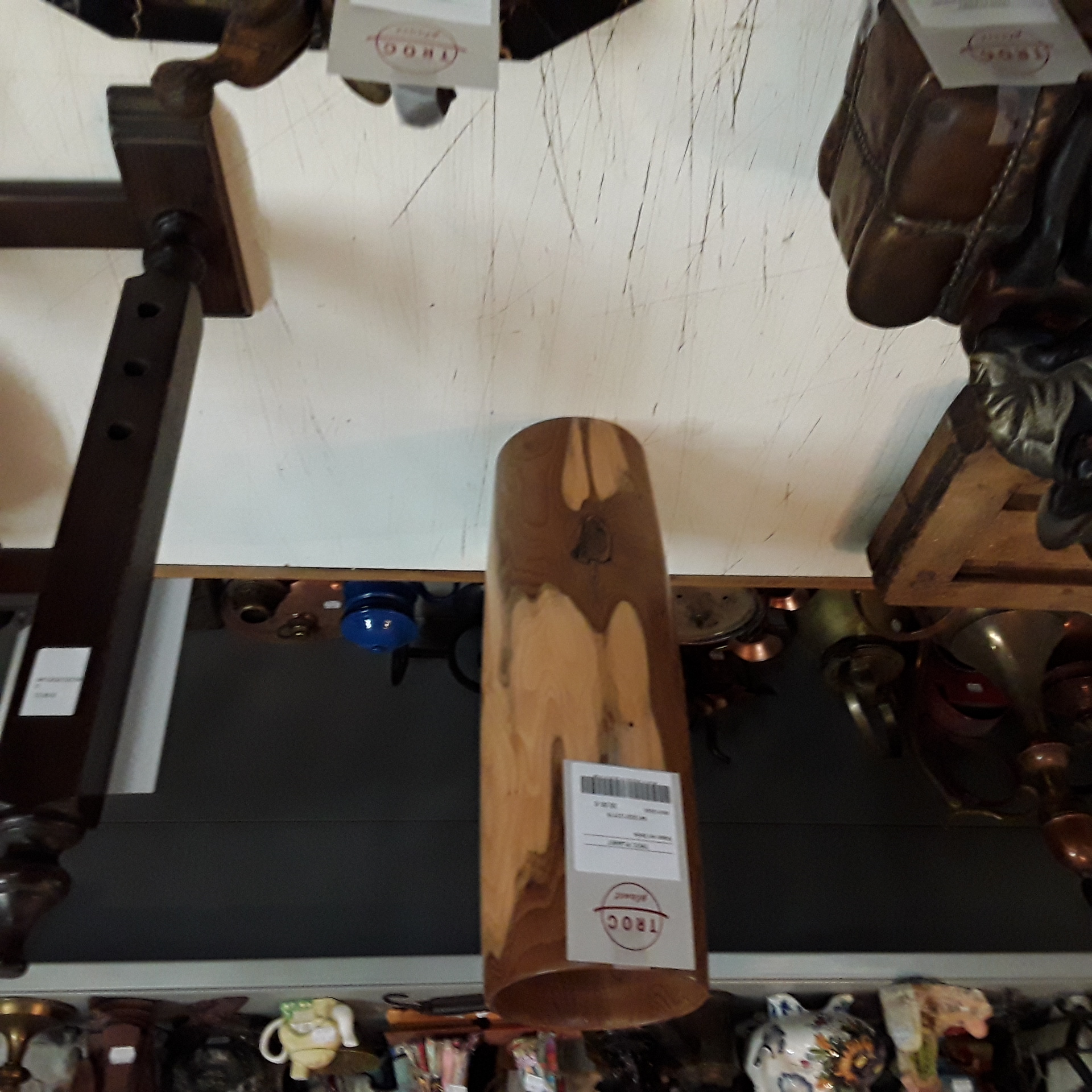 <p>Vase en bois<br />30,00 € T.T.C<br /><a href="/Article/123178?type=depose" style="color:white;" target="_blank">Lien vers l'article</a></p>