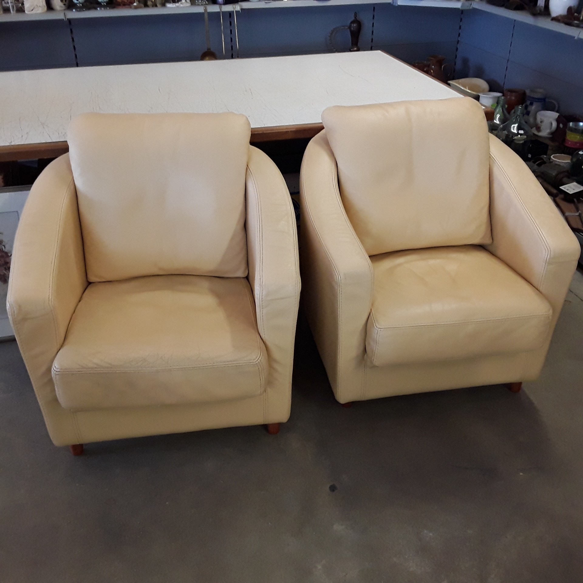 <p>Paire de fauteuils cuir<br />jaune<br />120,00 € T.T.C<br /><a href="/Article/121993?type=depose" style="color:white;" target="_blank">Lien vers l&#39;article</a></p>