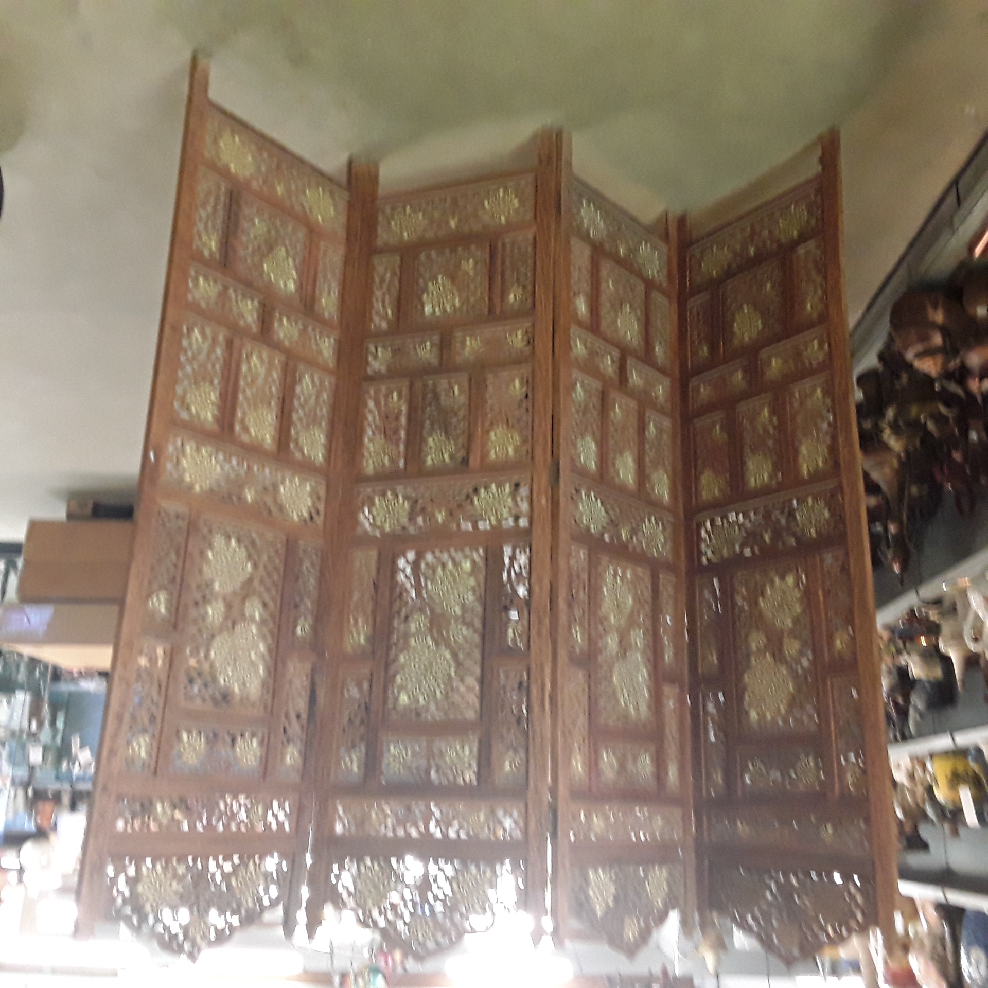 <p>Paravent  déco feuilles <br />350,00 € T.T.C<br /><a href="/Article/123076?type=depose" style="color:white;" target="_blank">Lien vers l'article</a></p>