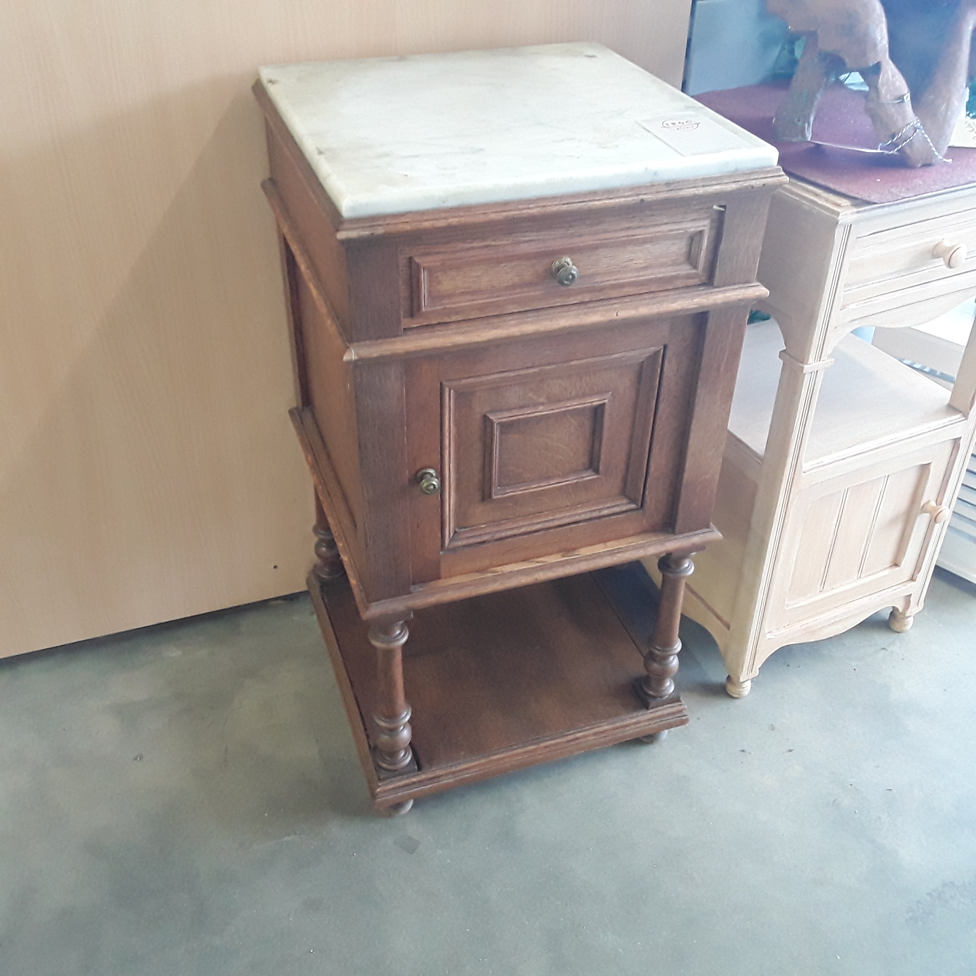 <p>Chevet 1 porte 1 tiroir<br />marbre blanc<br />20,00 € T.T.C<br /><a href="/Article/122607?type=depose" style="color:white;" target="_blank">Lien vers l&#39;article</a></p>