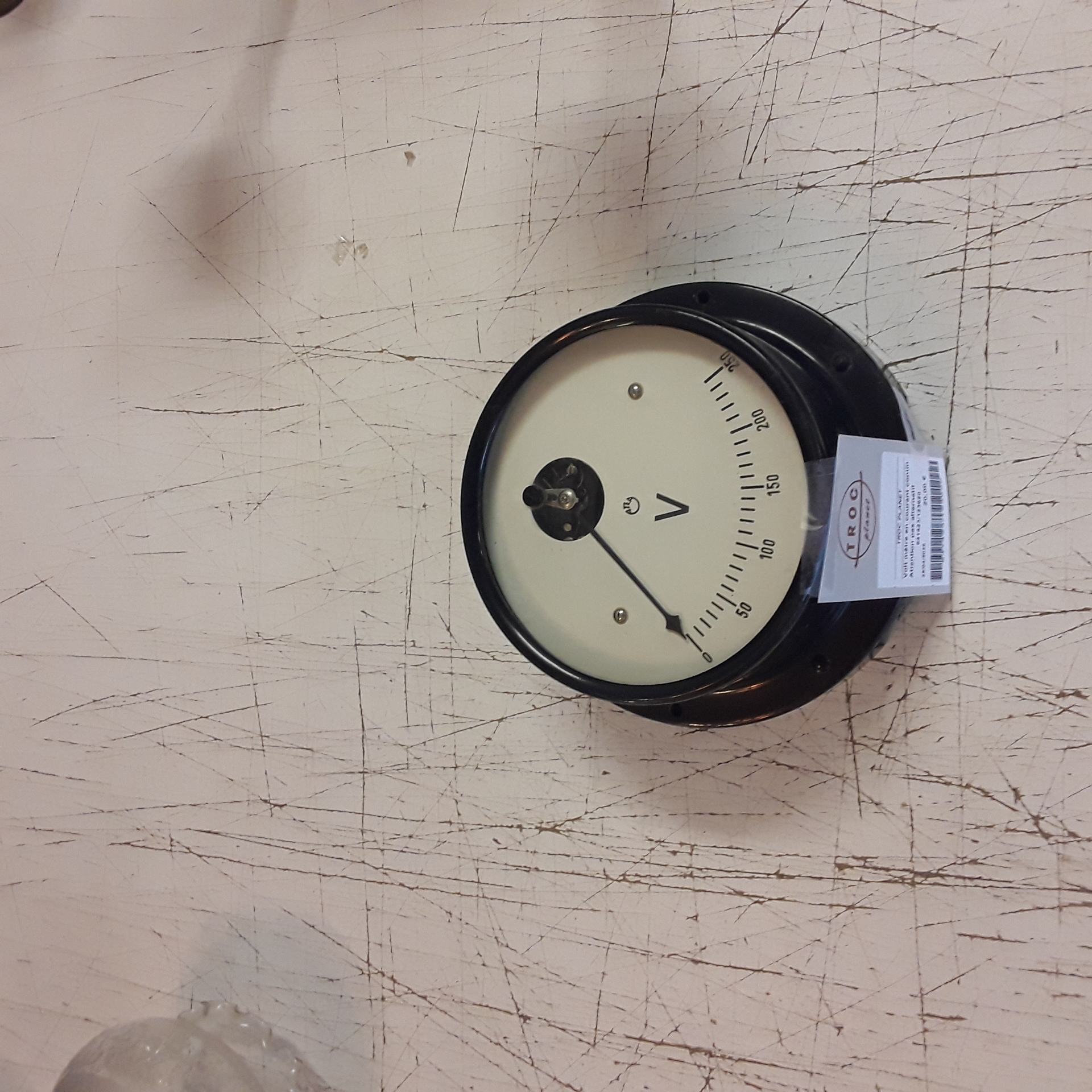 <p>Volt mètre en courant continu<br />Attention pas alternatif<br />20,00 € T.T.C<br /><a href="/Article/123620?type=depose" style="color:white;" target="_blank">Lien vers l'article</a></p>