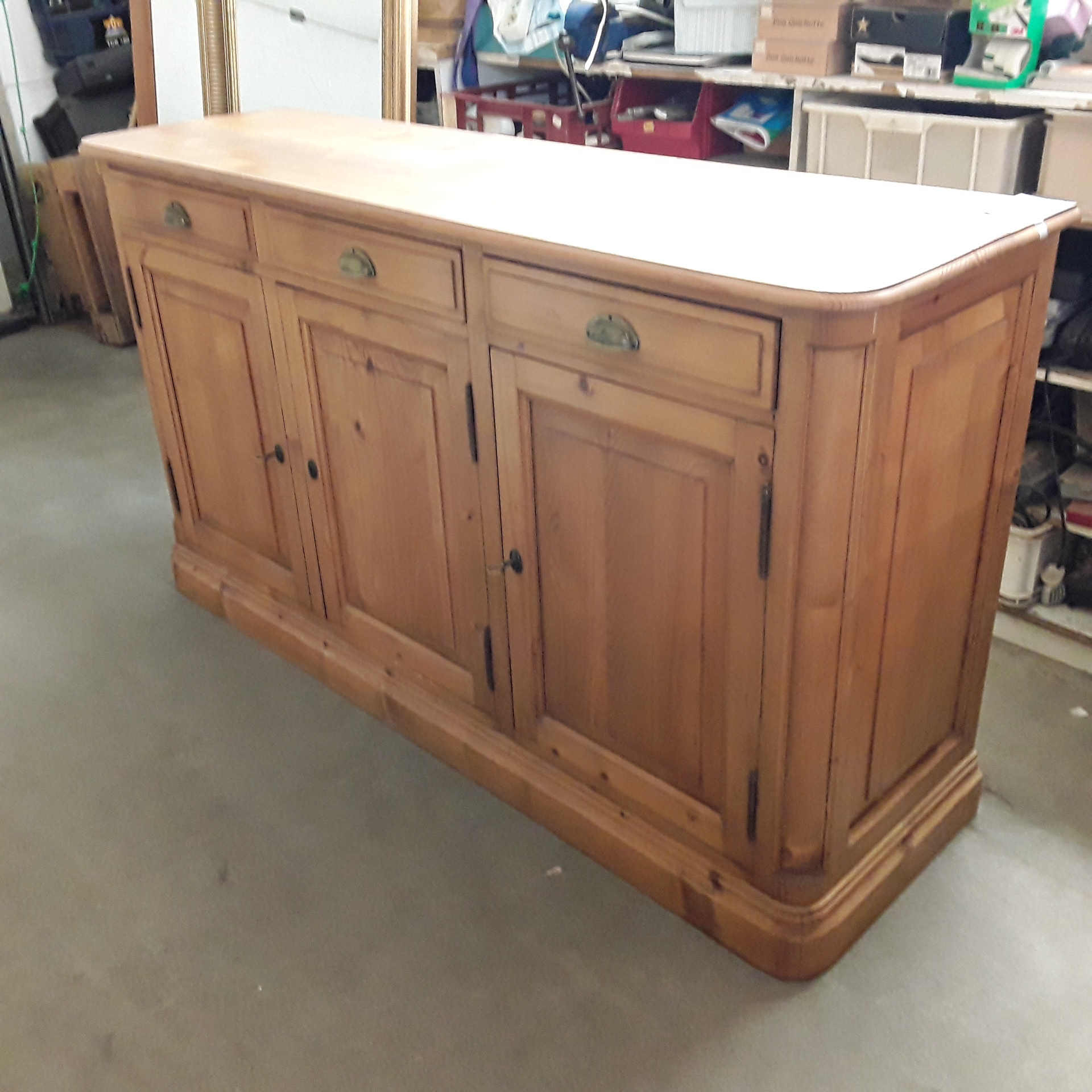 <p>Dresse 3 portes 3 tiroirs<br />en pin<br />225,00 € T.T.C<br /><a href="/Article/122713?type=depose" style="color:white;" target="_blank">Lien vers l&#39;article</a></p>