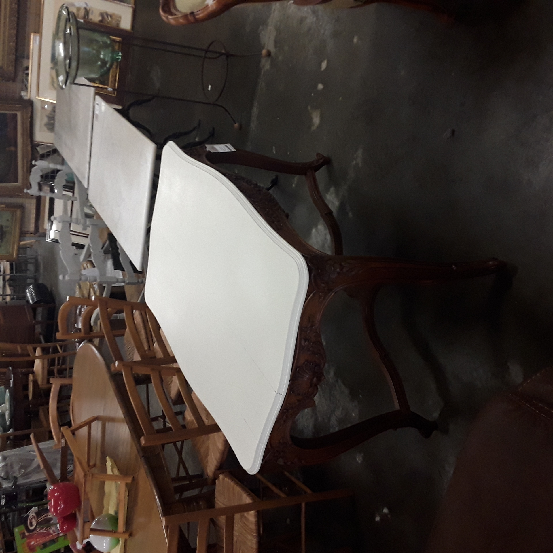 <p>Table style Louis XV<br />sculptée <br />245,00 € T.T.C<br /><a href="/Article/123290?type=depose" style="color:white;" target="_blank">Lien vers l'article</a></p>