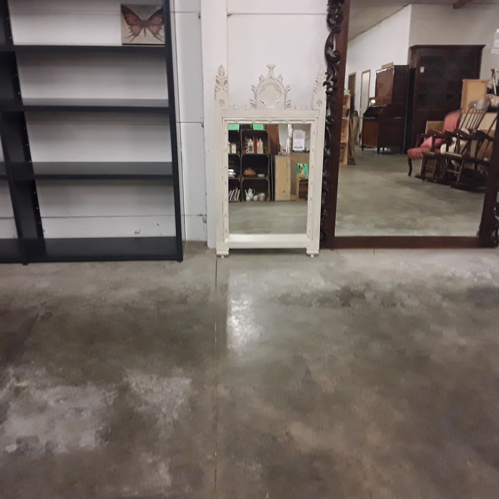 <p>Miroir blanc travaillé <br />baroque<br />50,00 € T.T.C<br /><a href="/Article/123004?type=depose" style="color:white;" target="_blank">Lien vers l'article</a></p>