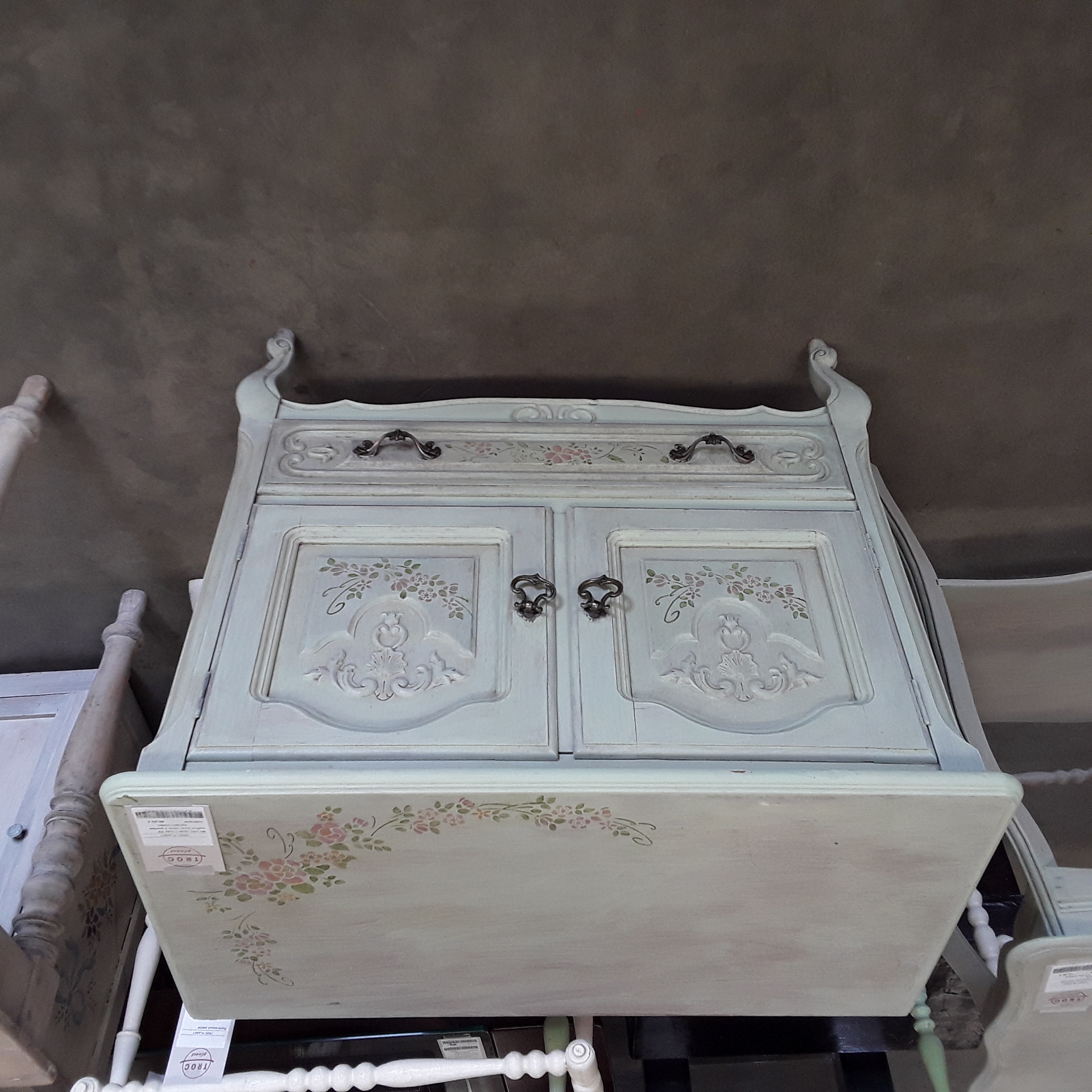 <p>Meuble style Louis XV<br />patiné tons verts 2 portes<br />60,00 € T.T.C<br /><a href="/Article/123501?type=depose" style="color:white;" target="_blank">Lien vers l'article</a></p>