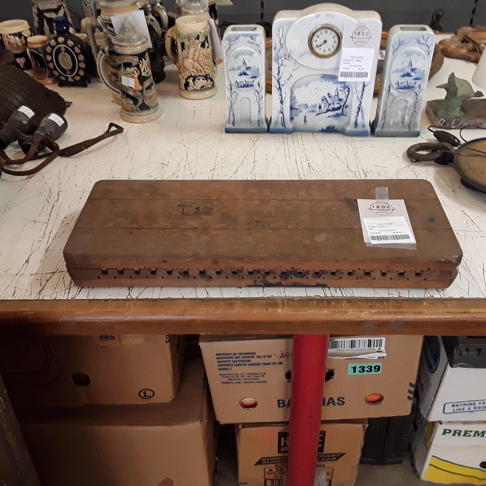 <p>Forme à cigare<br />bois<br />30,00 € T.T.C<br /><a href="/Article/123127?type=depose" style="color:white;" target="_blank">Lien vers l'article</a></p>