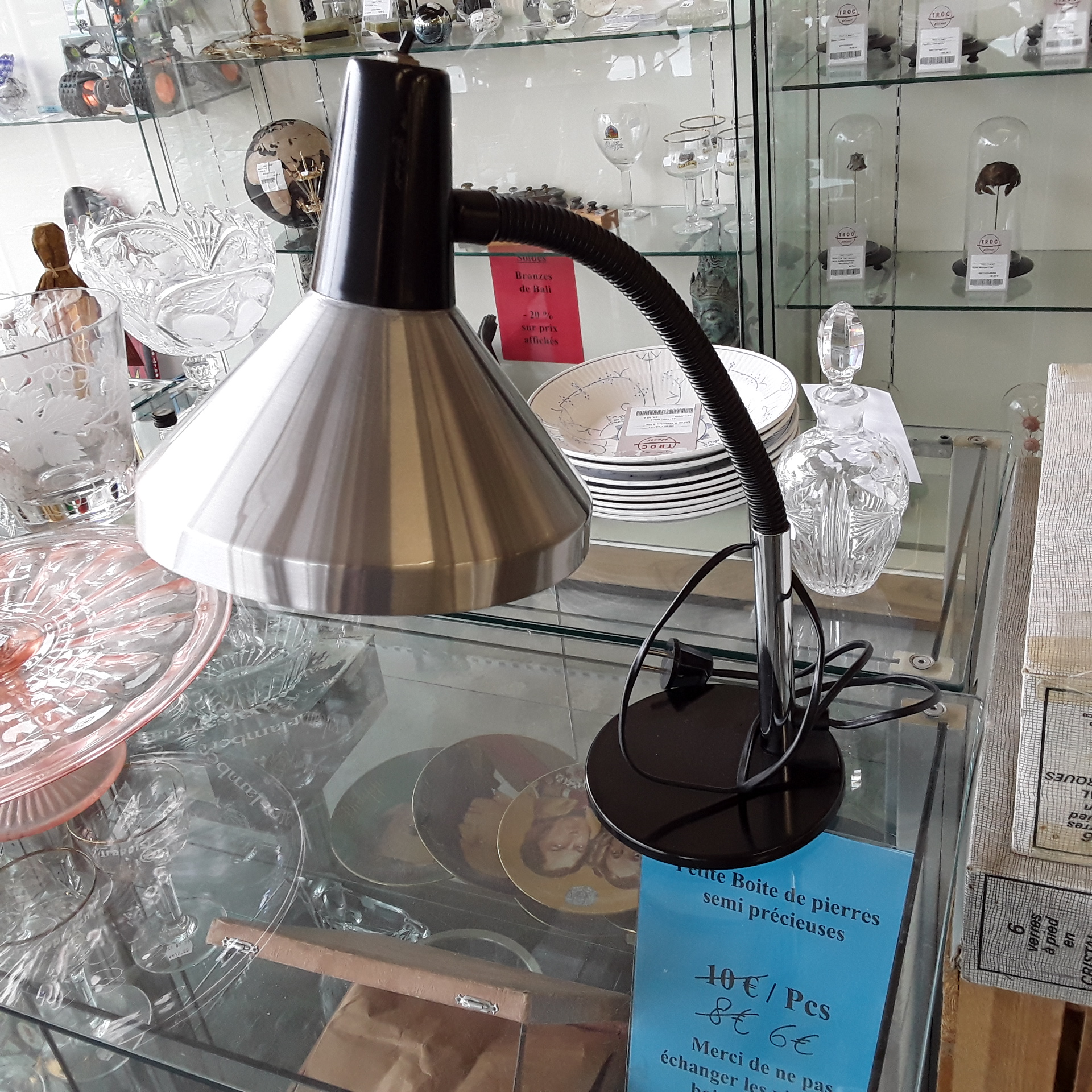 <p>Lampe de bureau Vintage mod751<br />Hala Zeist par Herman Busquet<br />125,00 € T.T.C<br /><a href="/Article/123000?type=depose" style="color:white;" target="_blank">Lien vers l'article</a></p>