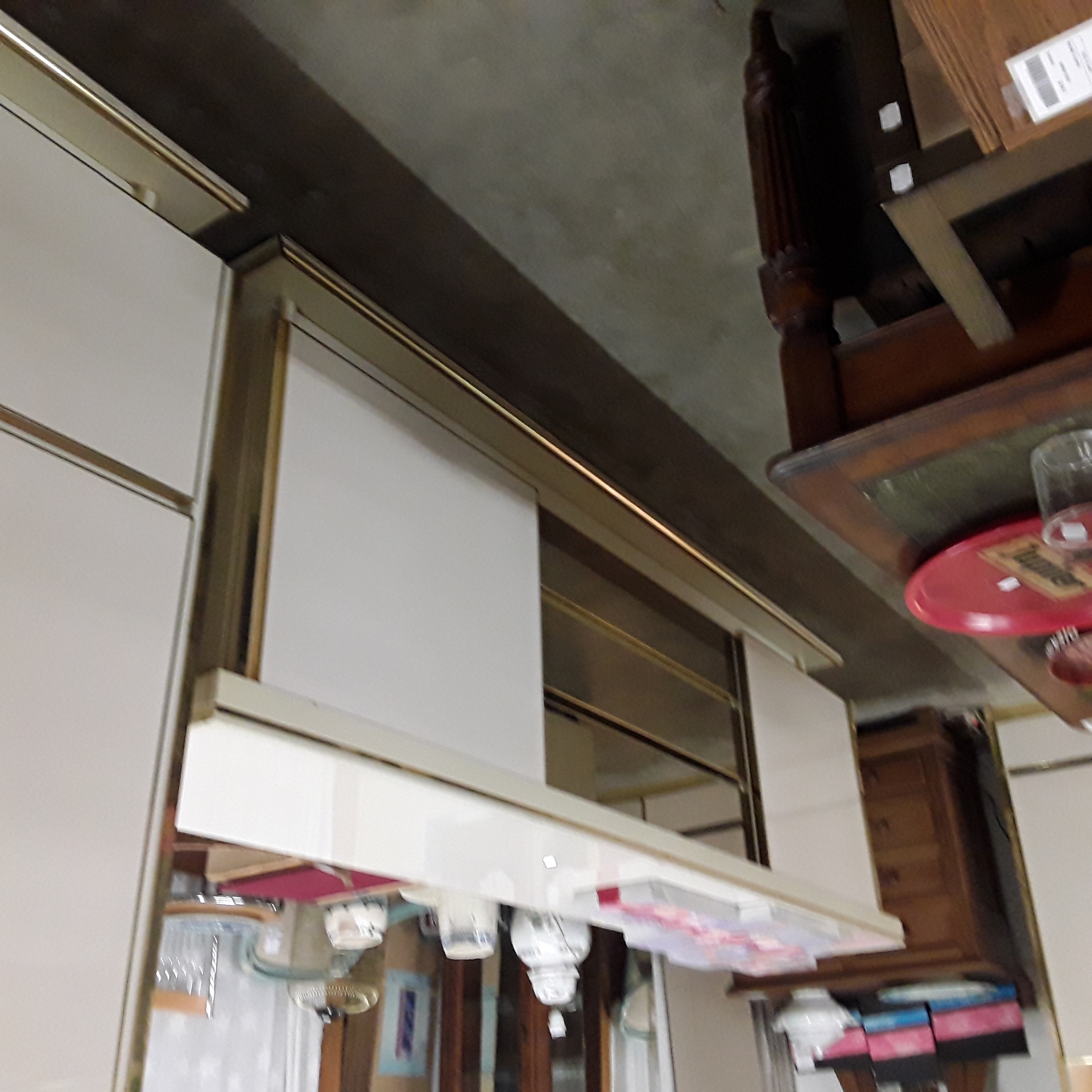 <p>Dressoir design italien<br />années 90<br />195,00 € T.T.C<br /><a href="/Article/121040?type=depose" style="color:white;" target="_blank">Lien vers l&#39;article</a></p>