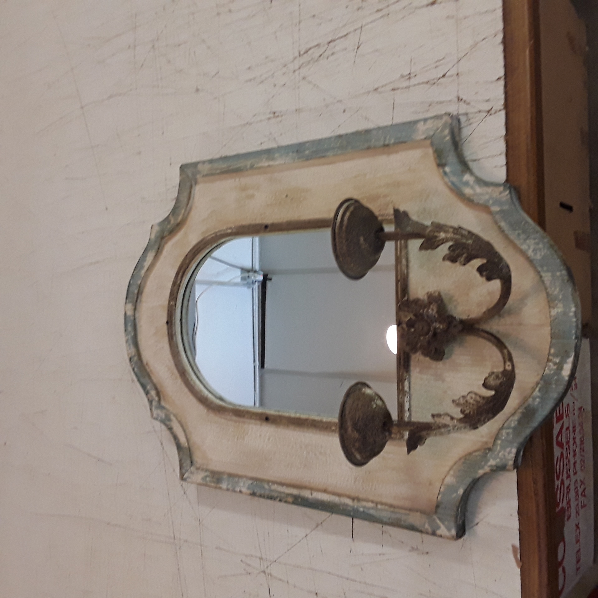 <p>Miroir Ancien Pm<br />40,00 € T.T.C<br /><a href="/Article/123725?type=depose" style="color:white;" target="_blank">Lien vers l'article</a></p>