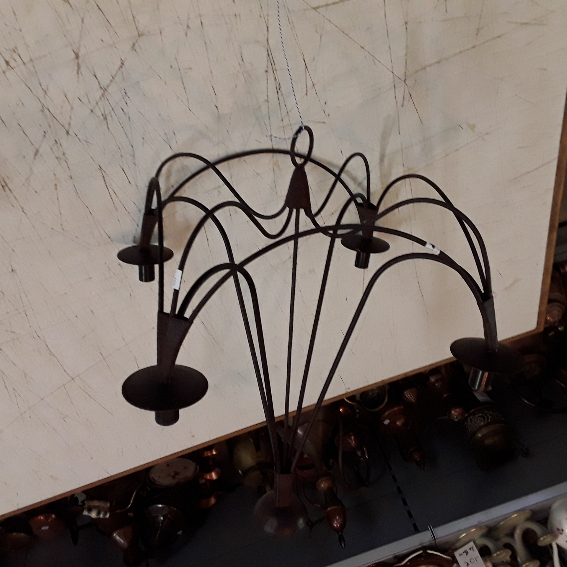 <p>Lustre 4 branches fer forgé<br />25,00 € T.T.C<br /><a href="/Article/122976?type=depose" style="color:white;" target="_blank">Lien vers l'article</a></p>