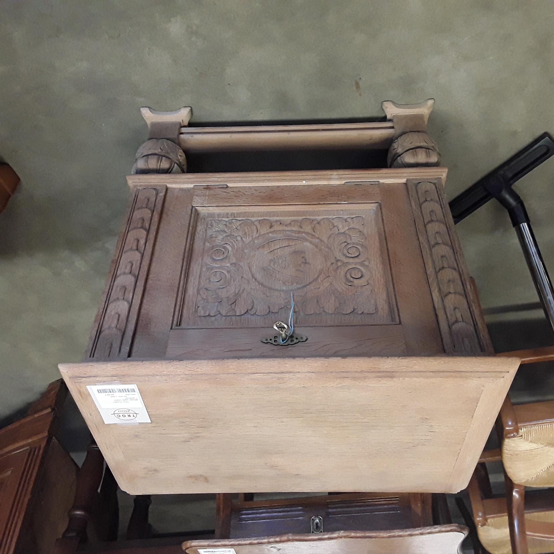 <p>Meuble chêne sablé<br />1 abattant<br />60,00 € T.T.C<br /><a href="/Article/123060?type=depose" style="color:white;" target="_blank">Lien vers l'article</a></p>