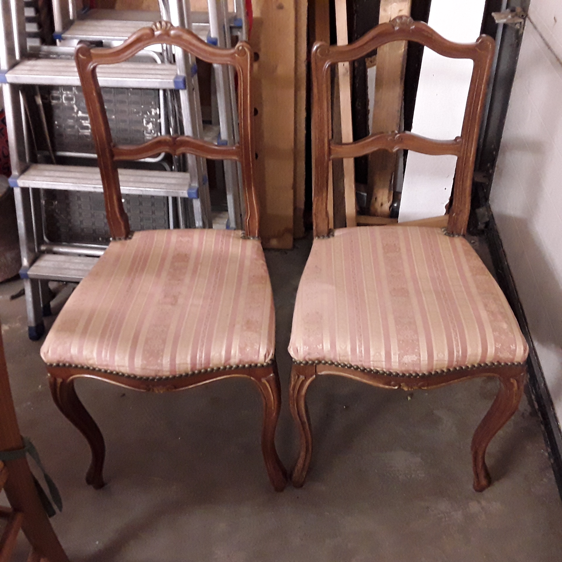 <p>Paire de chaises style<br />Louis XV en noyer<br />12,00 € T.T.C<br /><a href="/Article/120518?type=depose" style="color:white;" target="_blank">Lien vers l&#39;article</a></p>
