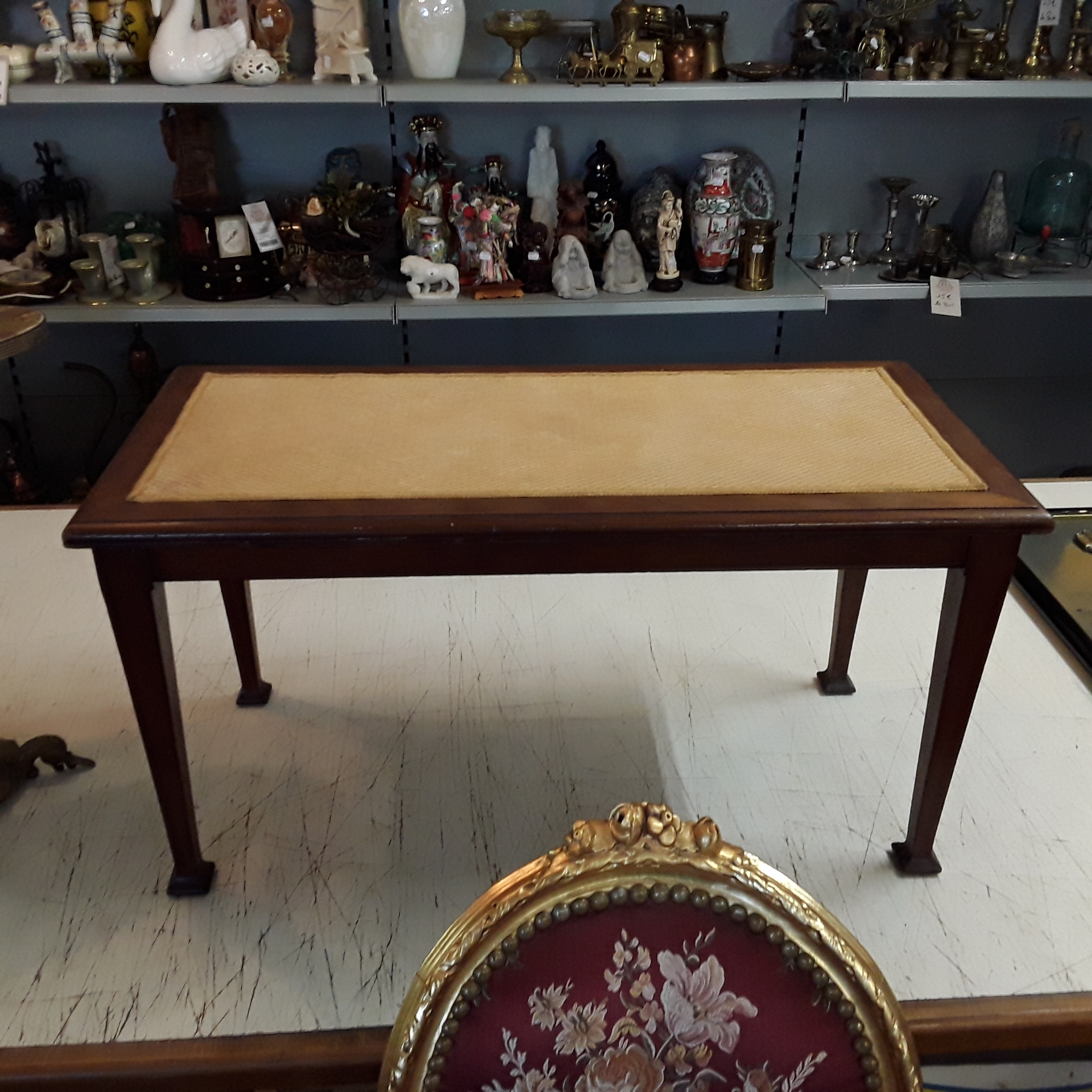 <p>Banquette style Louis XVI<br />24,00 € T.T.C<br /><a href="/Article/122403?type=depose" style="color:white;" target="_blank">Lien vers l'article</a></p>