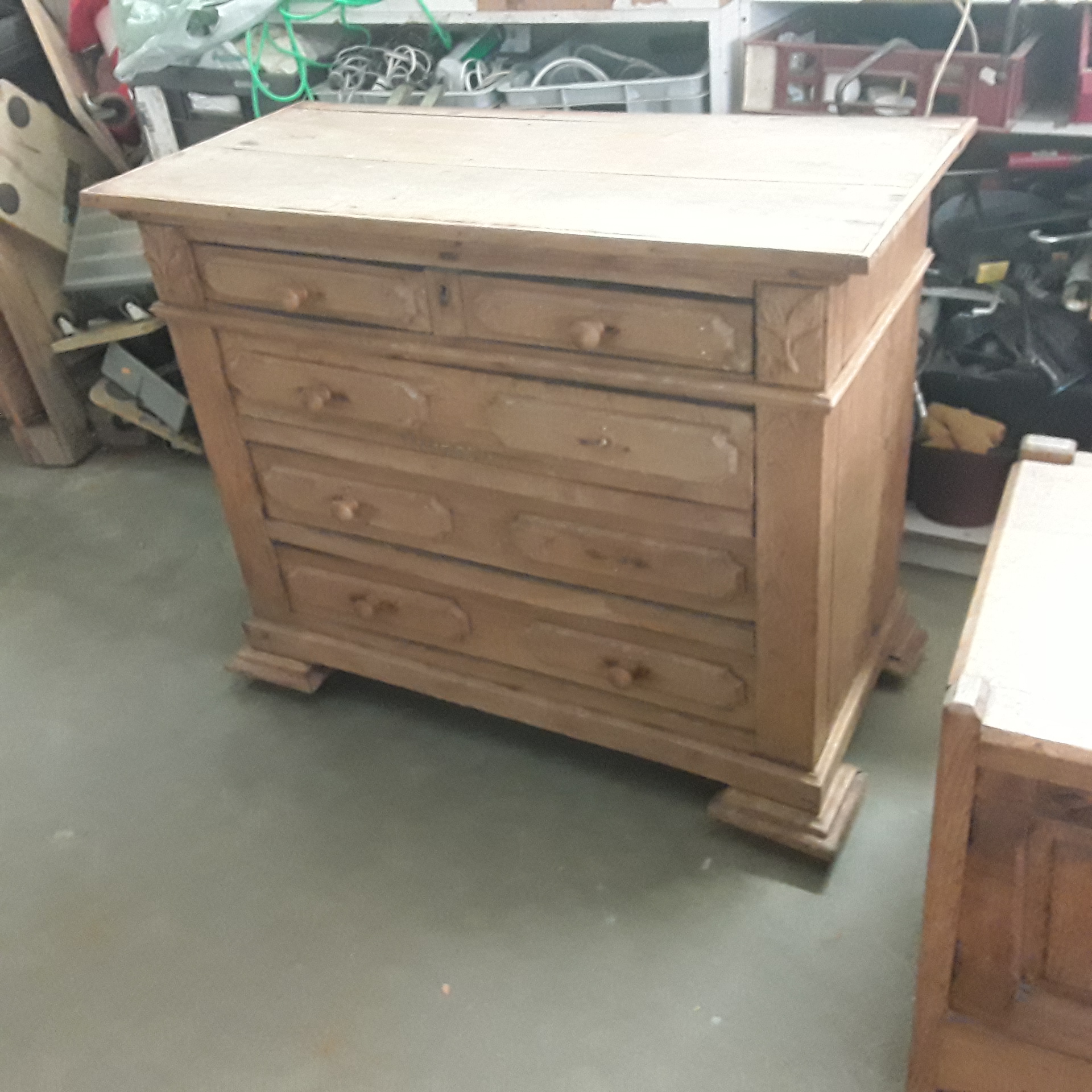 <p>Commode 5 tiroirs<br />chêne clair<br />64,00 € T.T.C<br /><a href="/Article/121903?type=depose" style="color:white;" target="_blank">Lien vers l&#39;article</a></p>