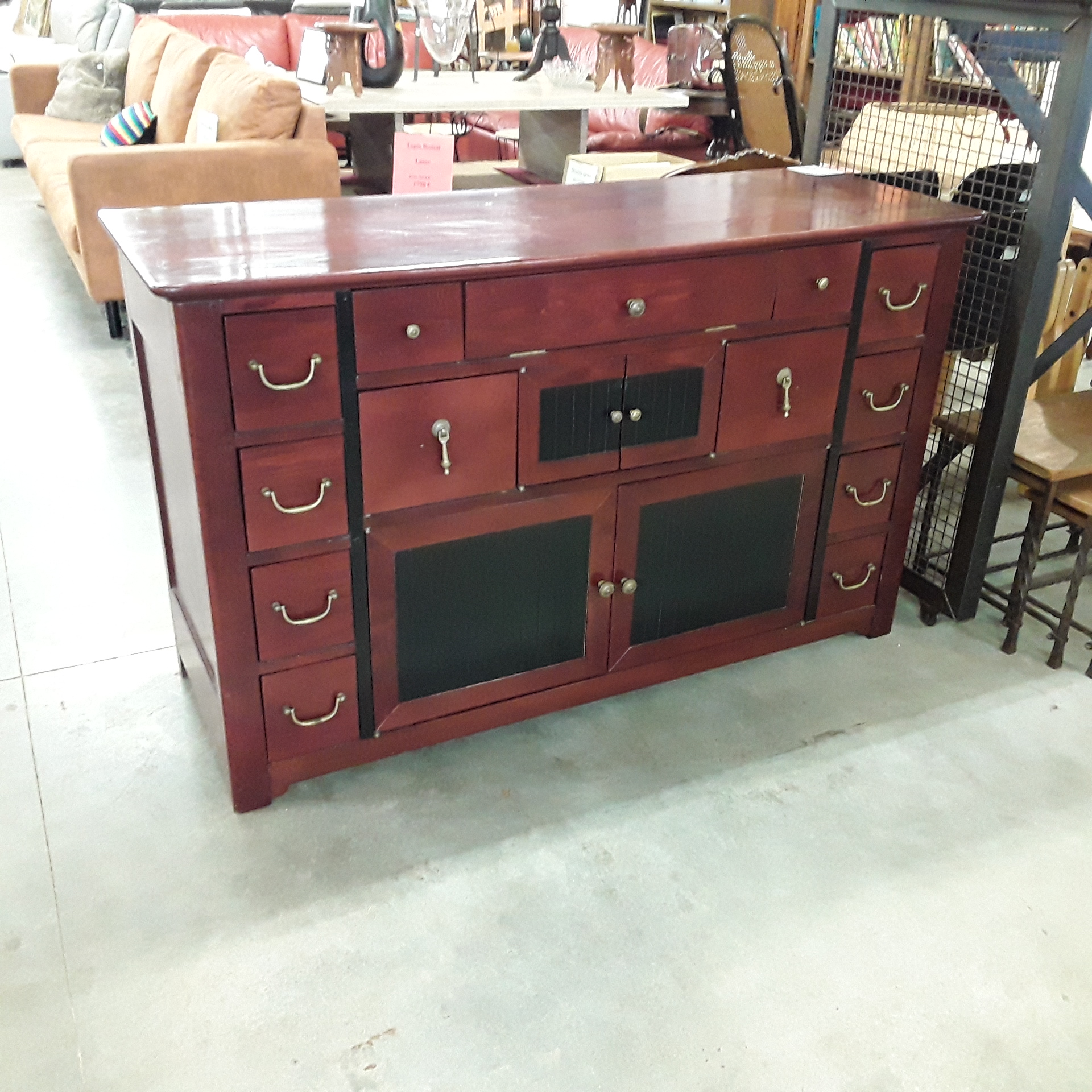 <p>Meuble 12 tiroirs 4 portes<br />1 abattant en bois de rose<br />275,00 € T.T.C<br /><a href="/Article/121471?type=depose" style="color:white;" target="_blank">Lien vers l&#39;article</a></p>