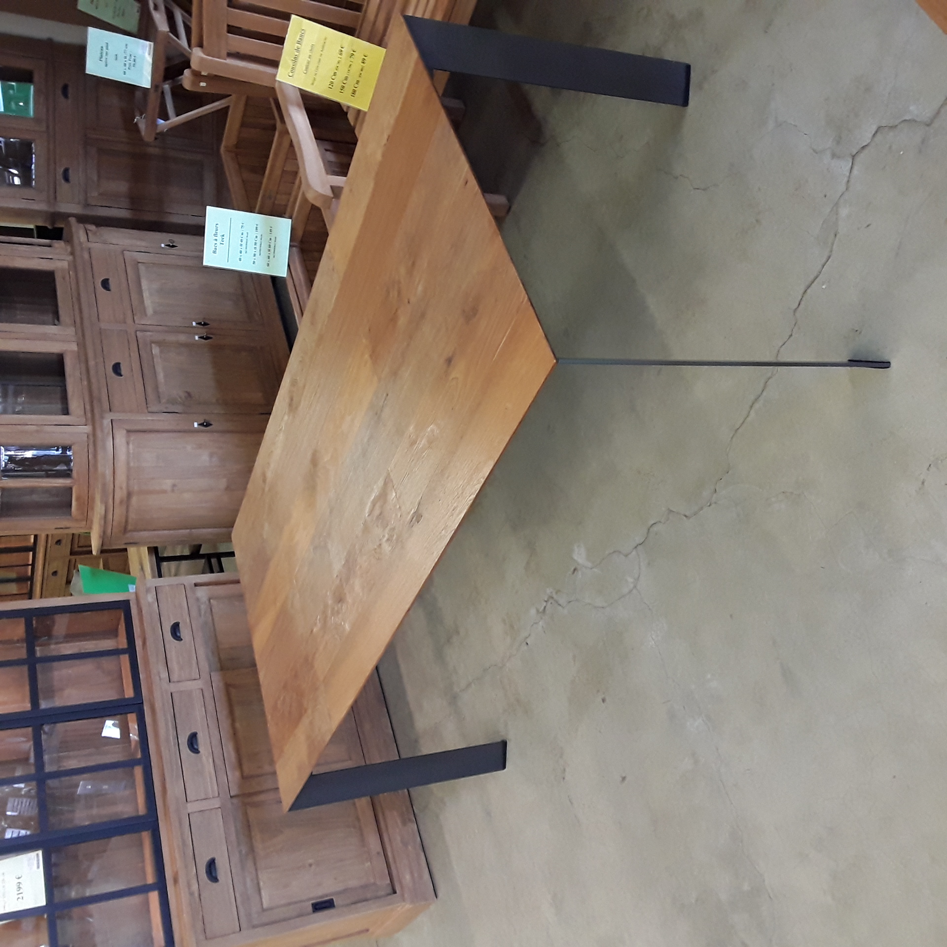 <p>Table Teck pied métal<br />100 x 200 Cm<br />999,00 € T.T.C<br /><a href="/Article/124206?type=depose" style="color:white;" target="_blank">Lien vers l'article</a></p>