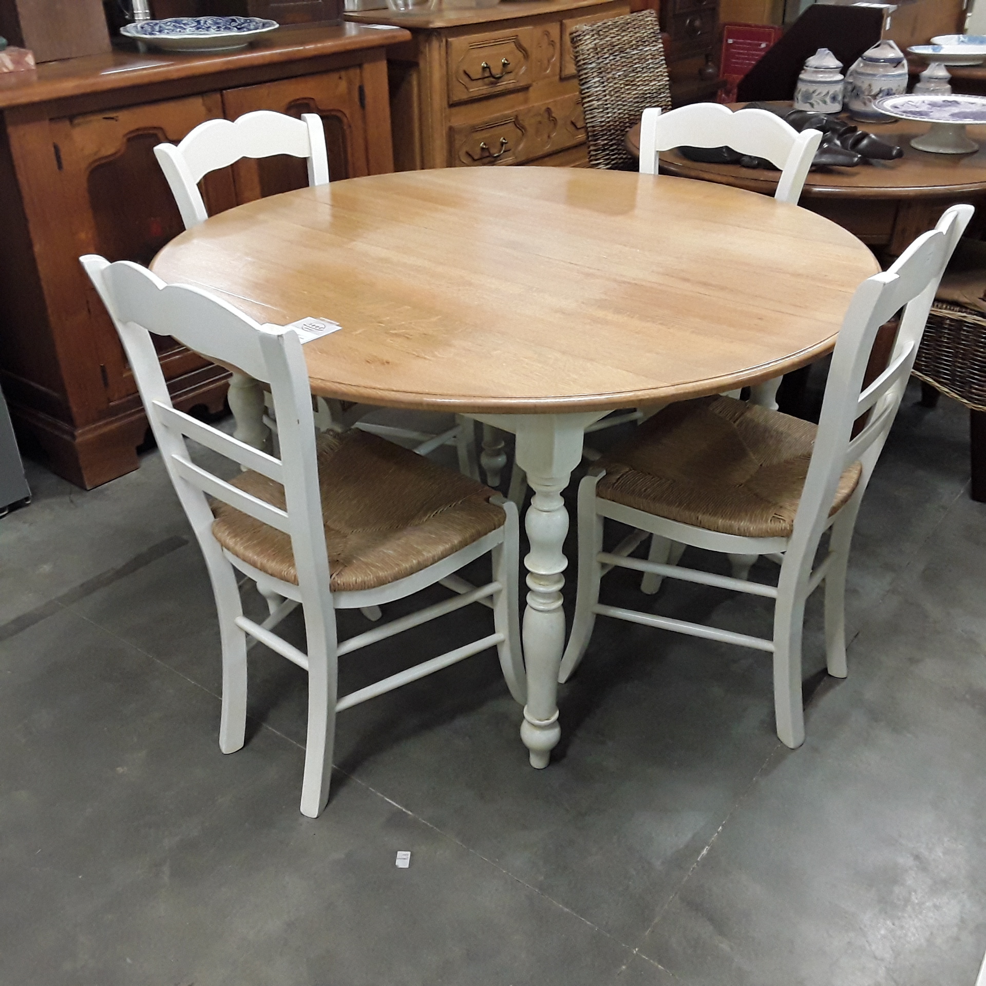 <p>Table ronde chêne + 4 chaises<br />patiné blanc<br />250,00 € T.T.C<br /><a href="/Article/121329?type=depose" style="color:white;" target="_blank">Lien vers l&#39;article</a></p>