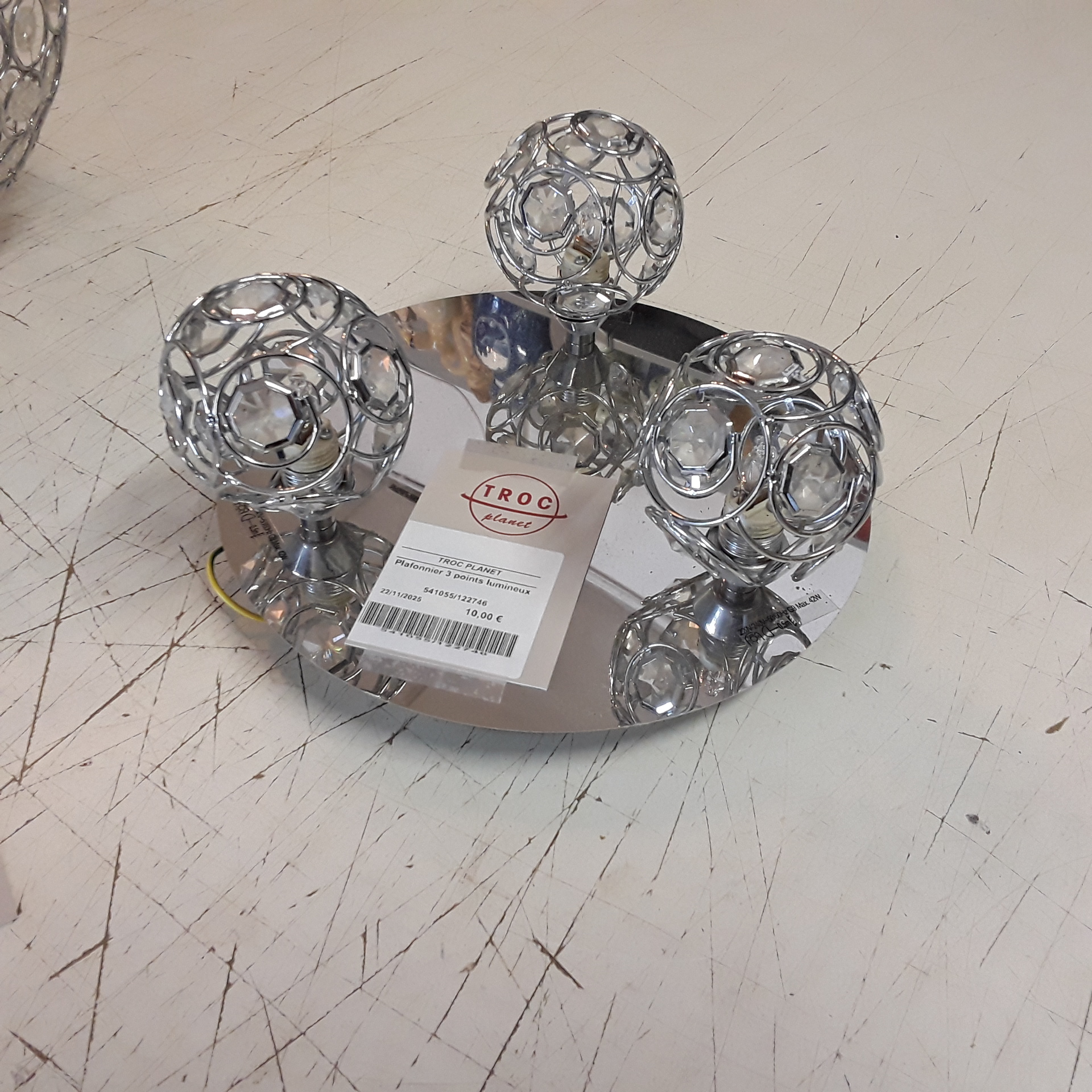 <p>Plafonnier 3 points lumineux<br />10,00 € T.T.C<br /><a href="/Article/122746?type=depose" style="color:white;" target="_blank">Lien vers l&#39;article</a></p>