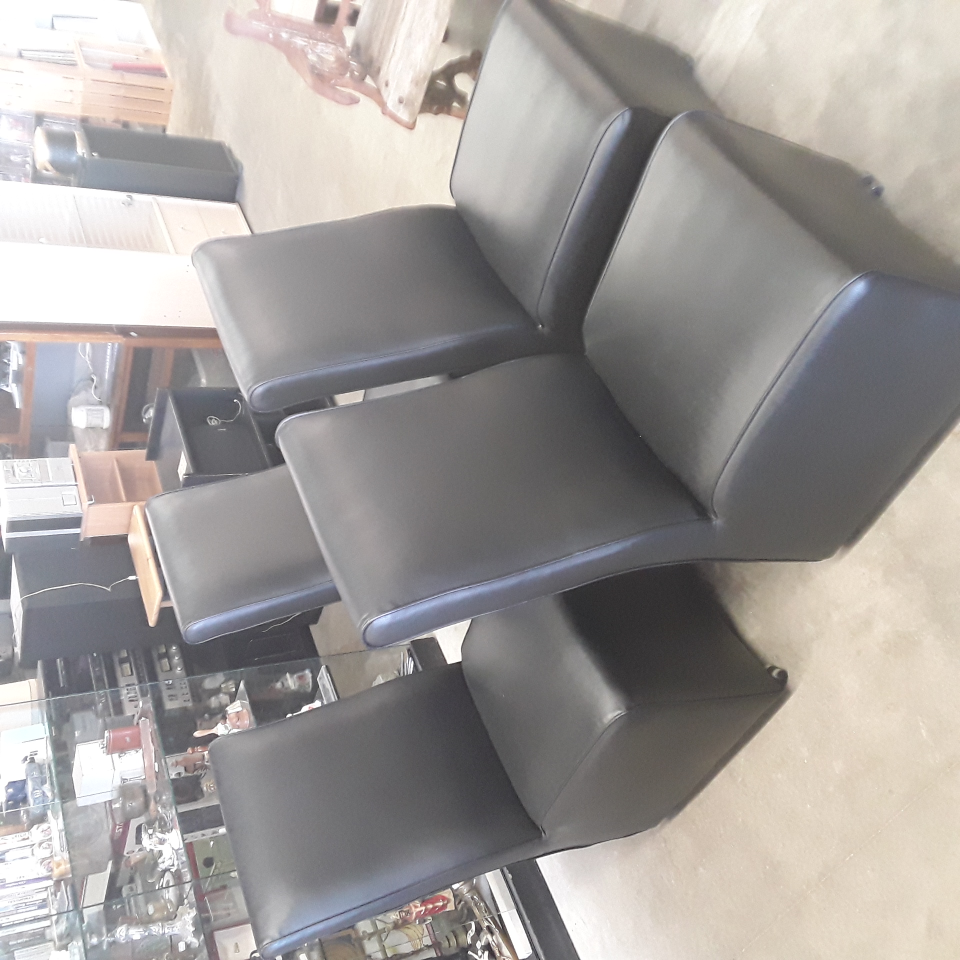 <p>Lot de chaises de salon <br />Simili cuir en couleur noir<br />160,00 € T.T.C<br /><a href="/Article/123982?type=depose" style="color:white;" target="_blank">Lien vers l'article</a></p>