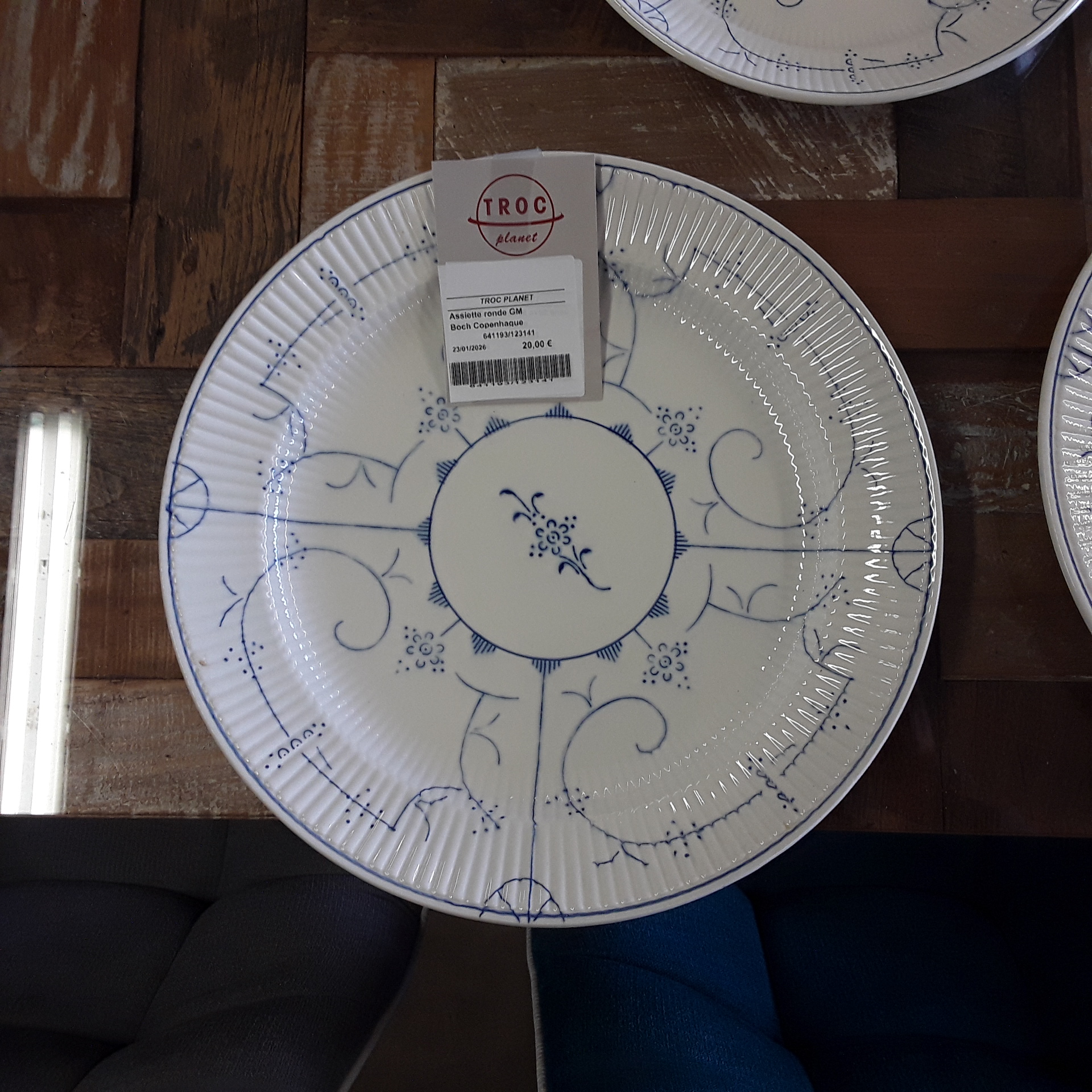 <p>Assiette ronde GM <br />Boch Copenhague <br />20,00 € T.T.C<br /><a href="/Article/123141?type=depose" style="color:white;" target="_blank">Lien vers l'article</a></p>
