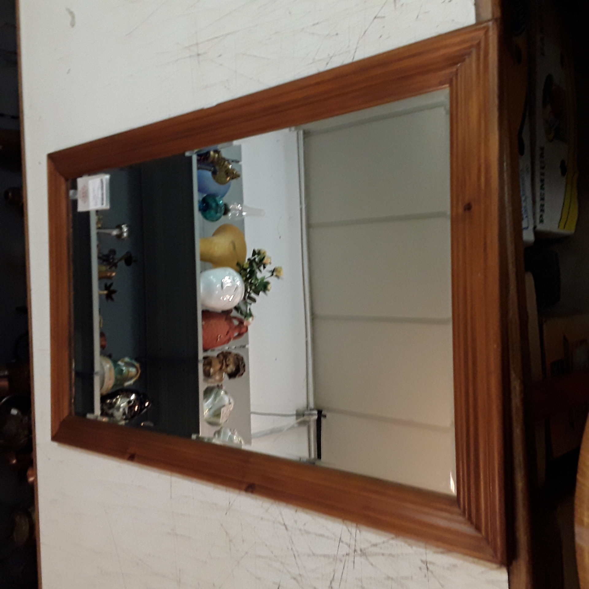 <p>Miroir en bois<br />105x64 cm<br />30,00 € T.T.C<br /><a href="/Article/123448?type=depose" style="color:white;" target="_blank">Lien vers l'article</a></p>