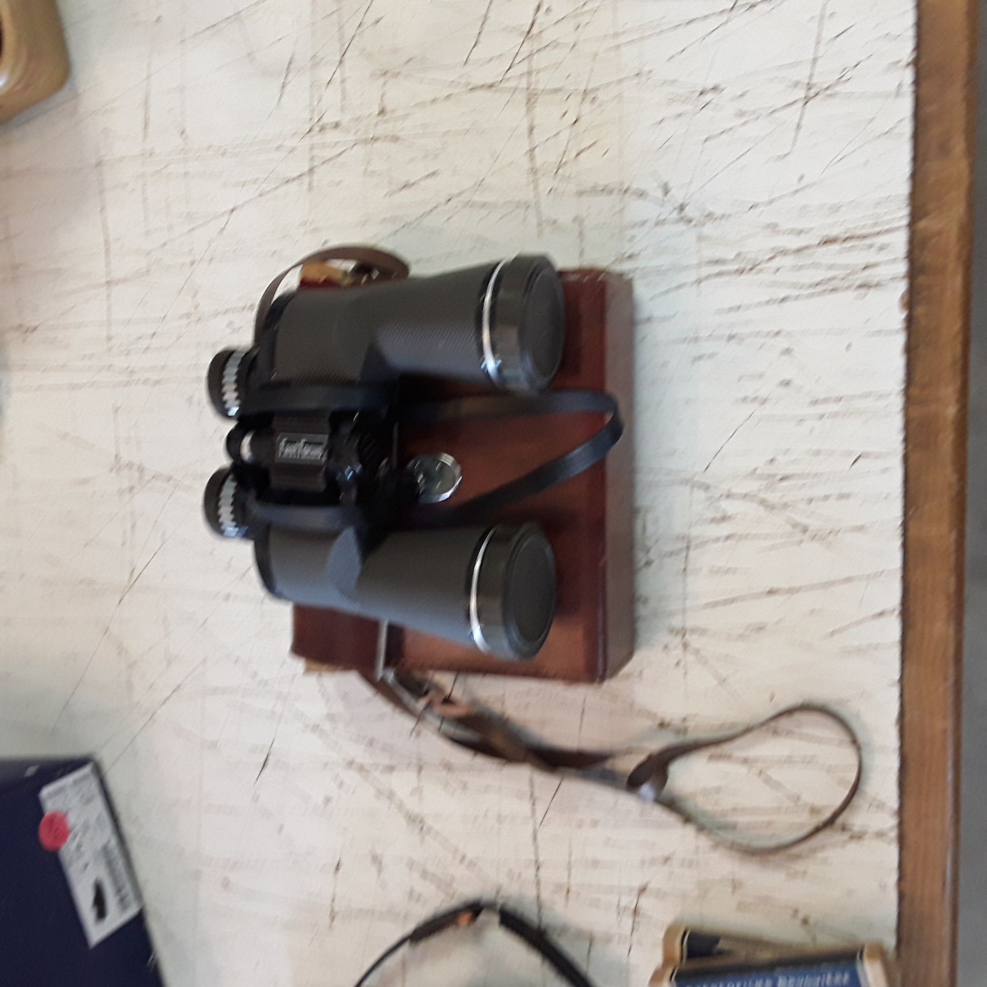 <p>Jumelle avec pochette cuir<br />30,00 € T.T.C<br /><a href="/Article/123484?type=depose" style="color:white;" target="_blank">Lien vers l'article</a></p>