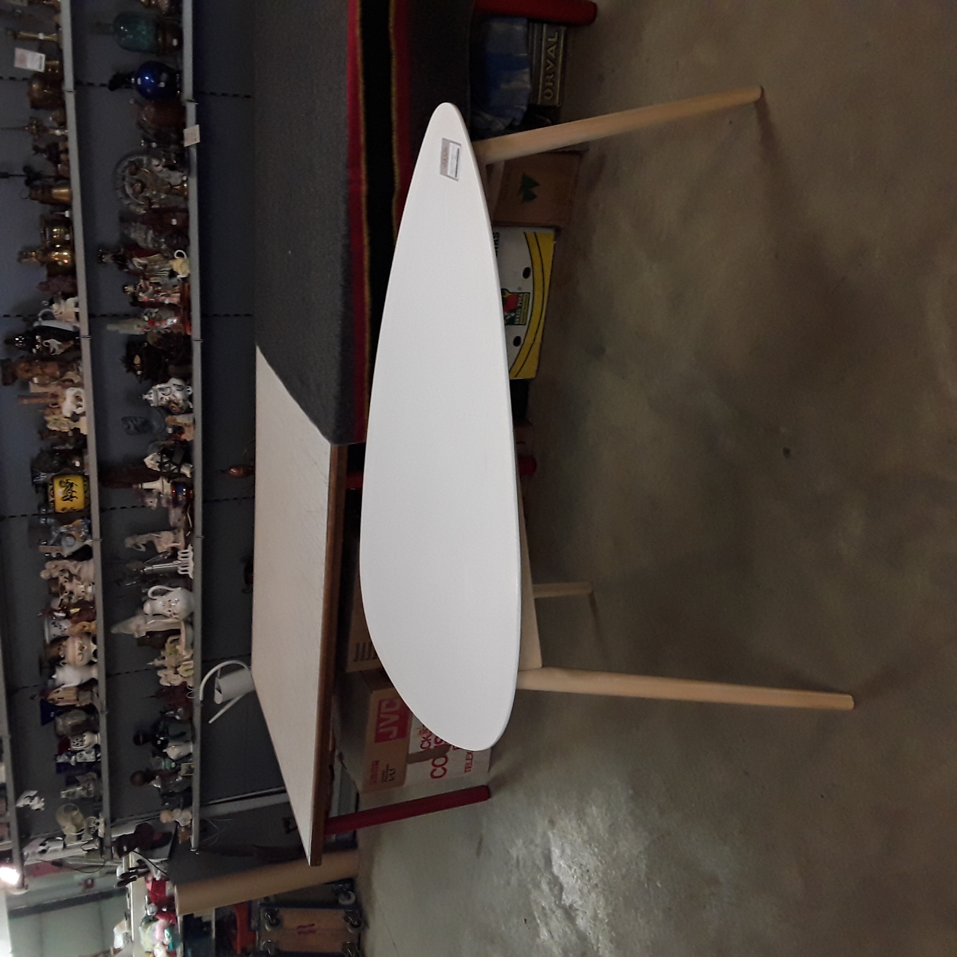 <p>Table blanche  maison du Monde<br />3 pieds<br />125,00 € T.T.C<br /><a href="/Article/123222?type=depose" style="color:white;" target="_blank">Lien vers l'article</a></p>