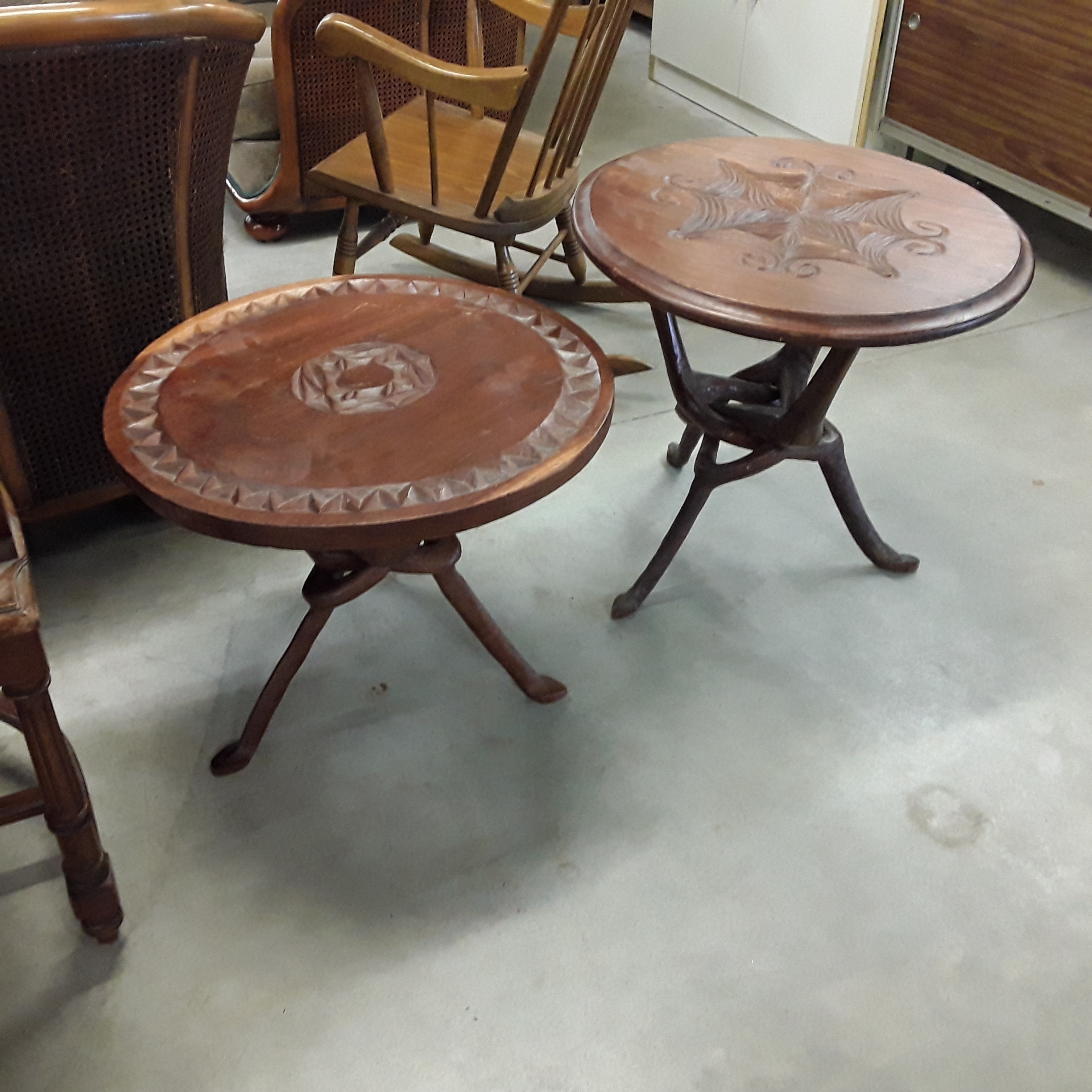 <p>Table basse ronde africaine<br />Pied entremêlé <br />40,00 € T.T.C<br /><a href="/Article/122474?type=depose" style="color:white;" target="_blank">Lien vers l&#39;article</a></p>