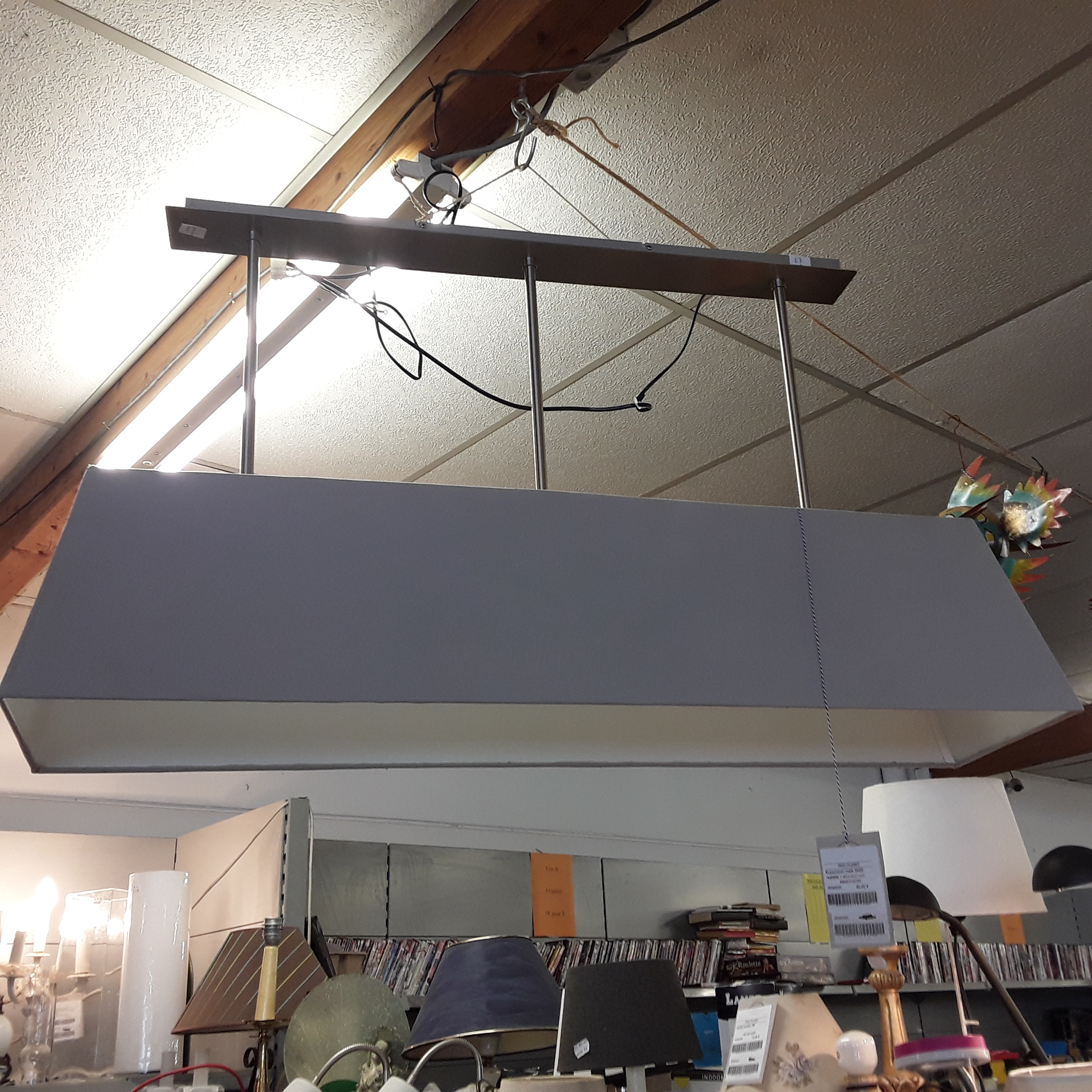 <p>Suspension triple IGOR<br />réglable + abat-jour rect.<br />50,00 € T.T.C<br /><a href="/Article/121705?type=depose" style="color:white;" target="_blank">Lien vers l&#39;article</a></p>