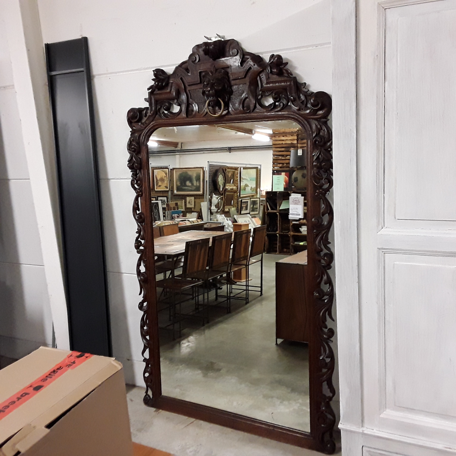 <p>Miroir GM Tête de lion<br />travaillé<br />300,00 € T.T.C<br /><a href="/Article/122949?type=depose" style="color:white;" target="_blank">Lien vers l'article</a></p>