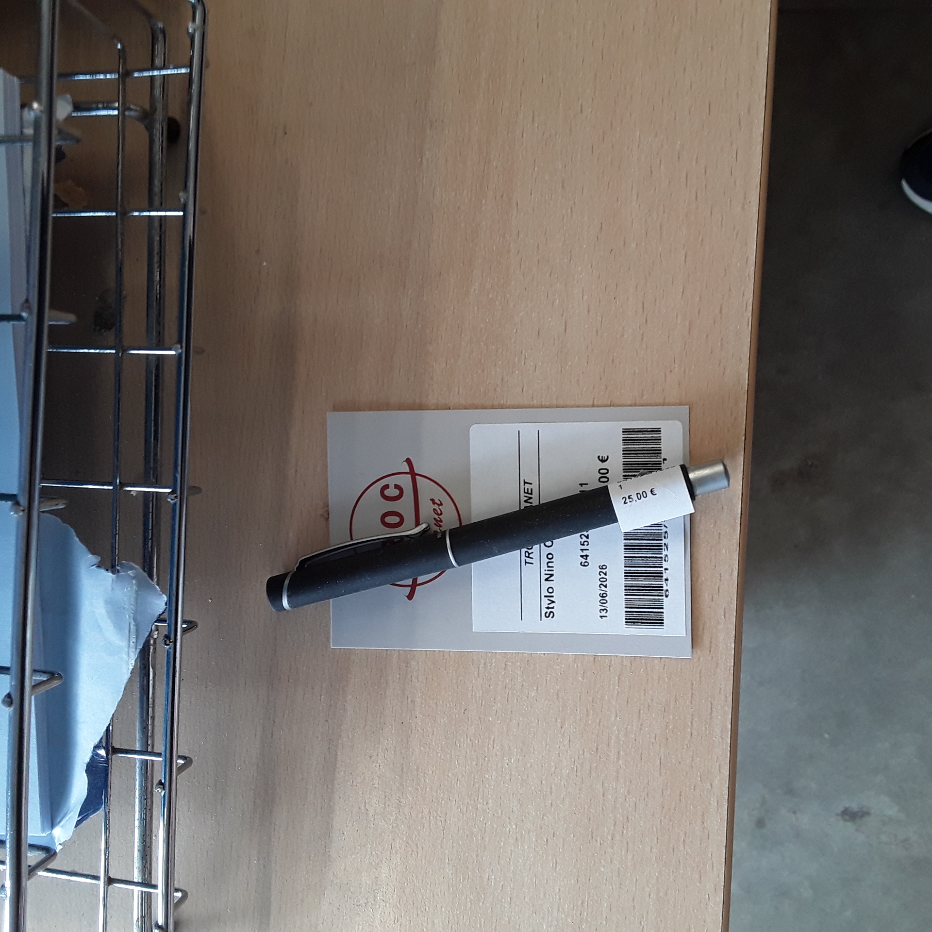 <p>Stylo Nino Cerruti<br />25,00 € T.T.C<br /><a href="/Article/123911?type=depose" style="color:white;" target="_blank">Lien vers l'article</a></p>