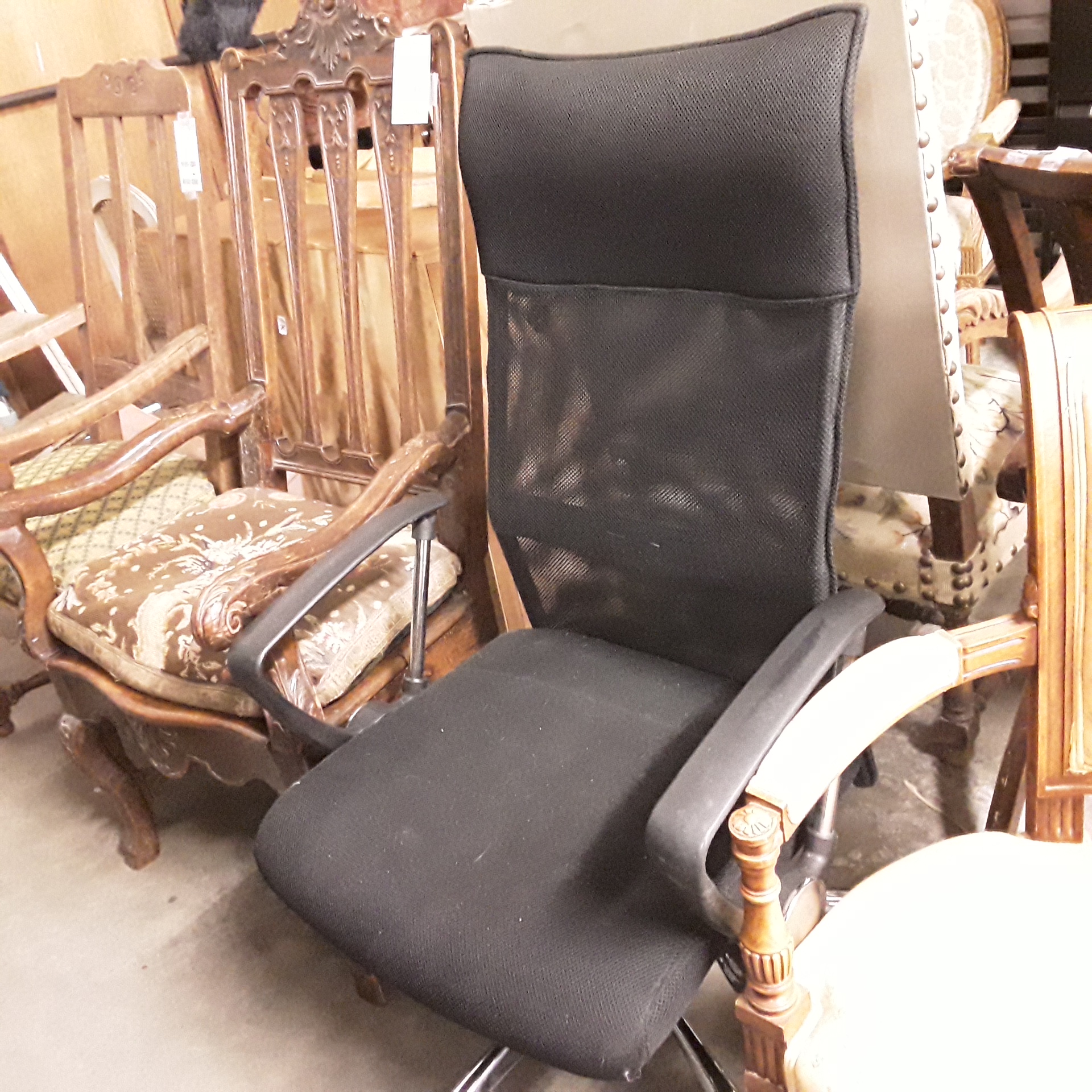 <p>Fauteuil de bureau<br />24,00 € T.T.C<br /><a href="/Article/121185?type=depose" style="color:white;" target="_blank">Lien vers l&#39;article</a></p>