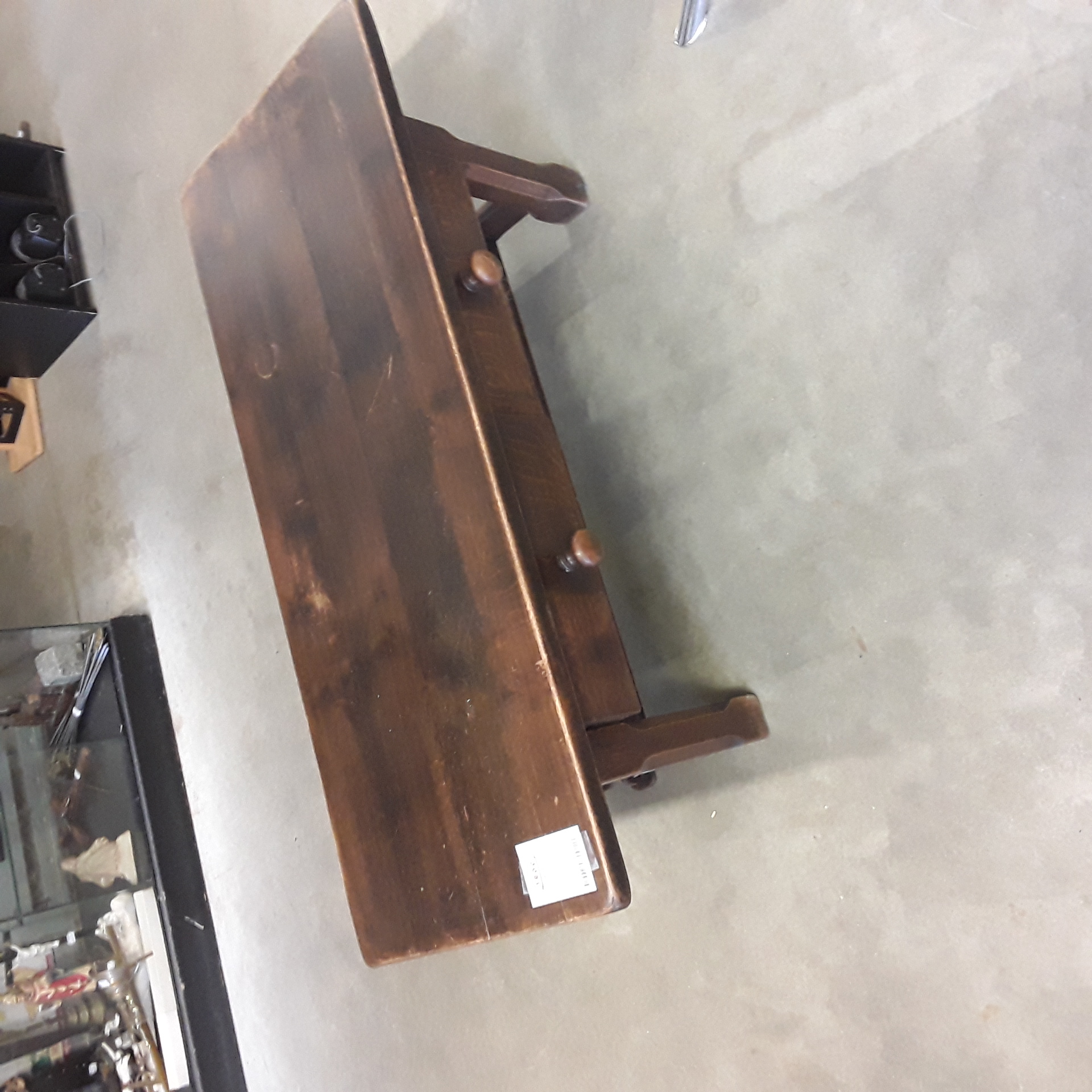 <p>Table de salon ancienne bois<br />2 tiroirs<br />30,00 € T.T.C<br /><a href="/Article/123960?type=depose" style="color:white;" target="_blank">Lien vers l'article</a></p>