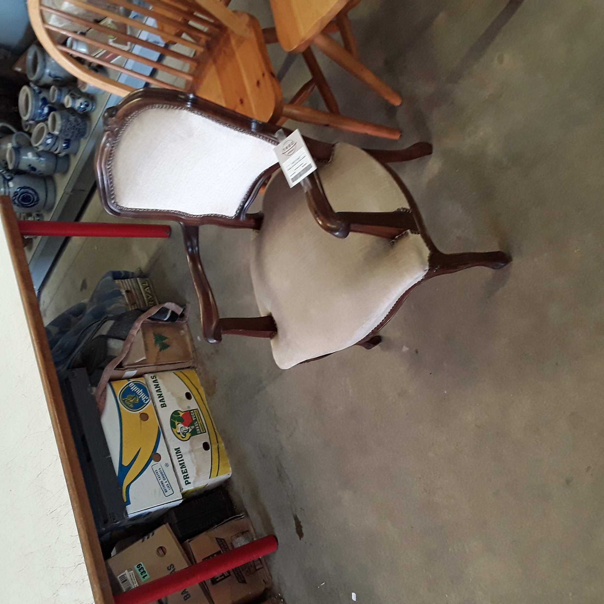 <p>Chaise ancienne tissu beige<br />40,00 € T.T.C<br /><a href="/Article/124679?type=depose" style="color:white;" target="_blank">Lien vers l'article</a></p>